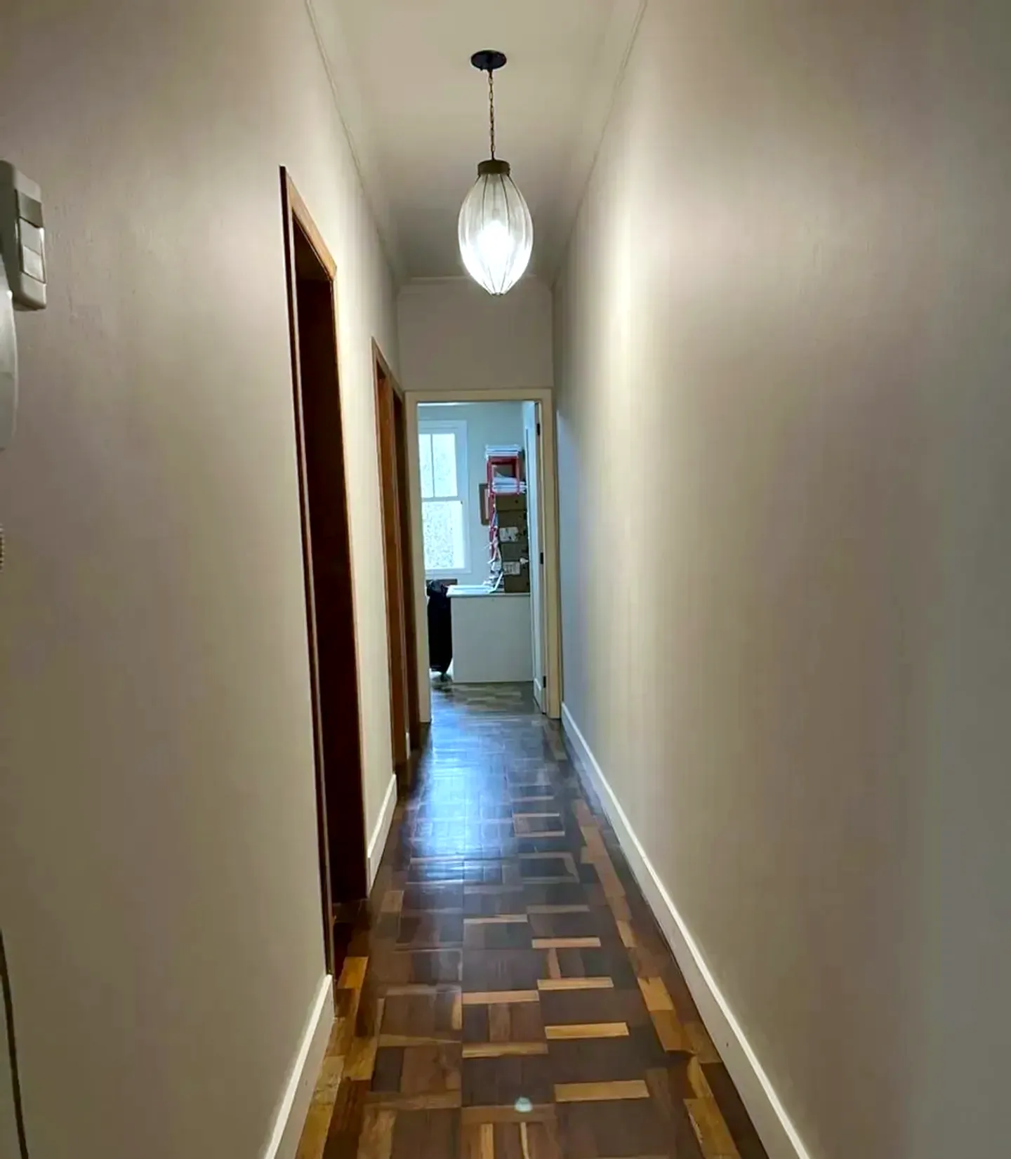 Corredor com piso de parquê