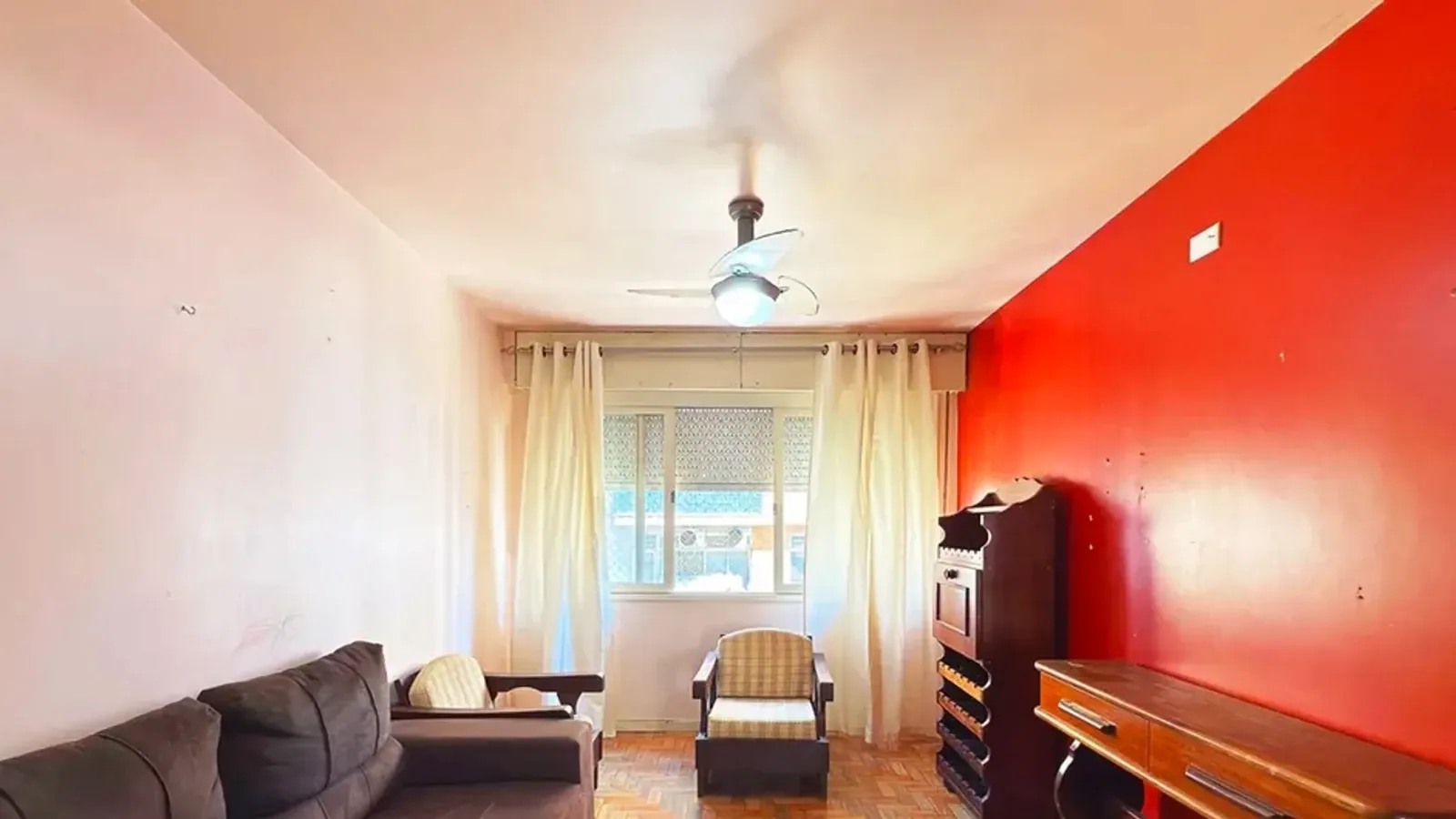 Sala com piso de parquê no Centro Histórico, em Porto Alegre
