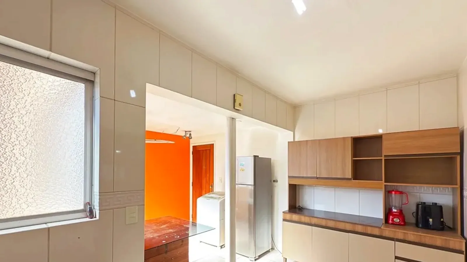 Cozinha com bancada e armários