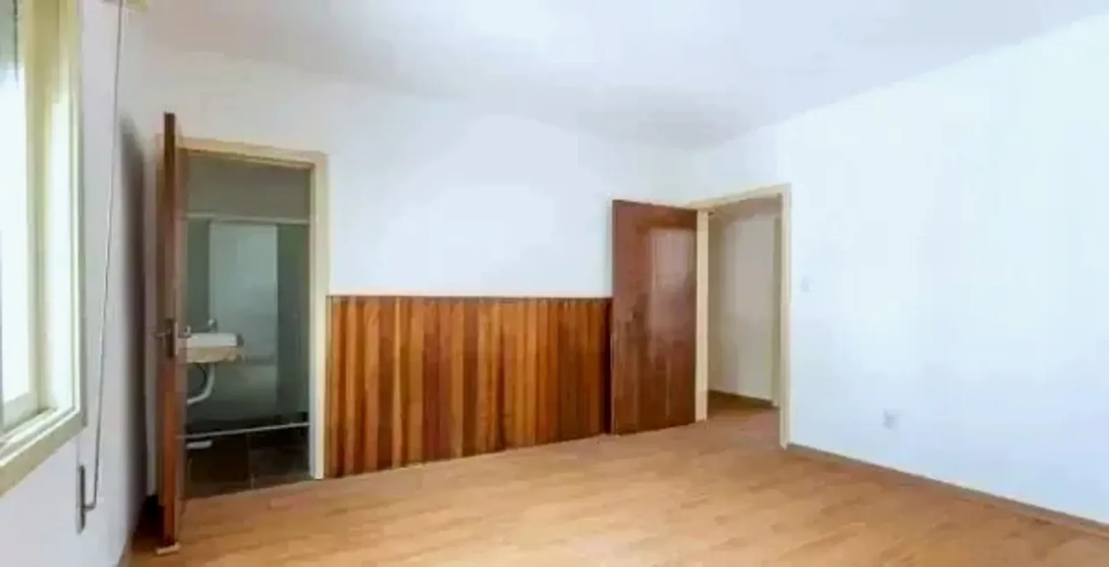 Sala com acesso ao lavabo