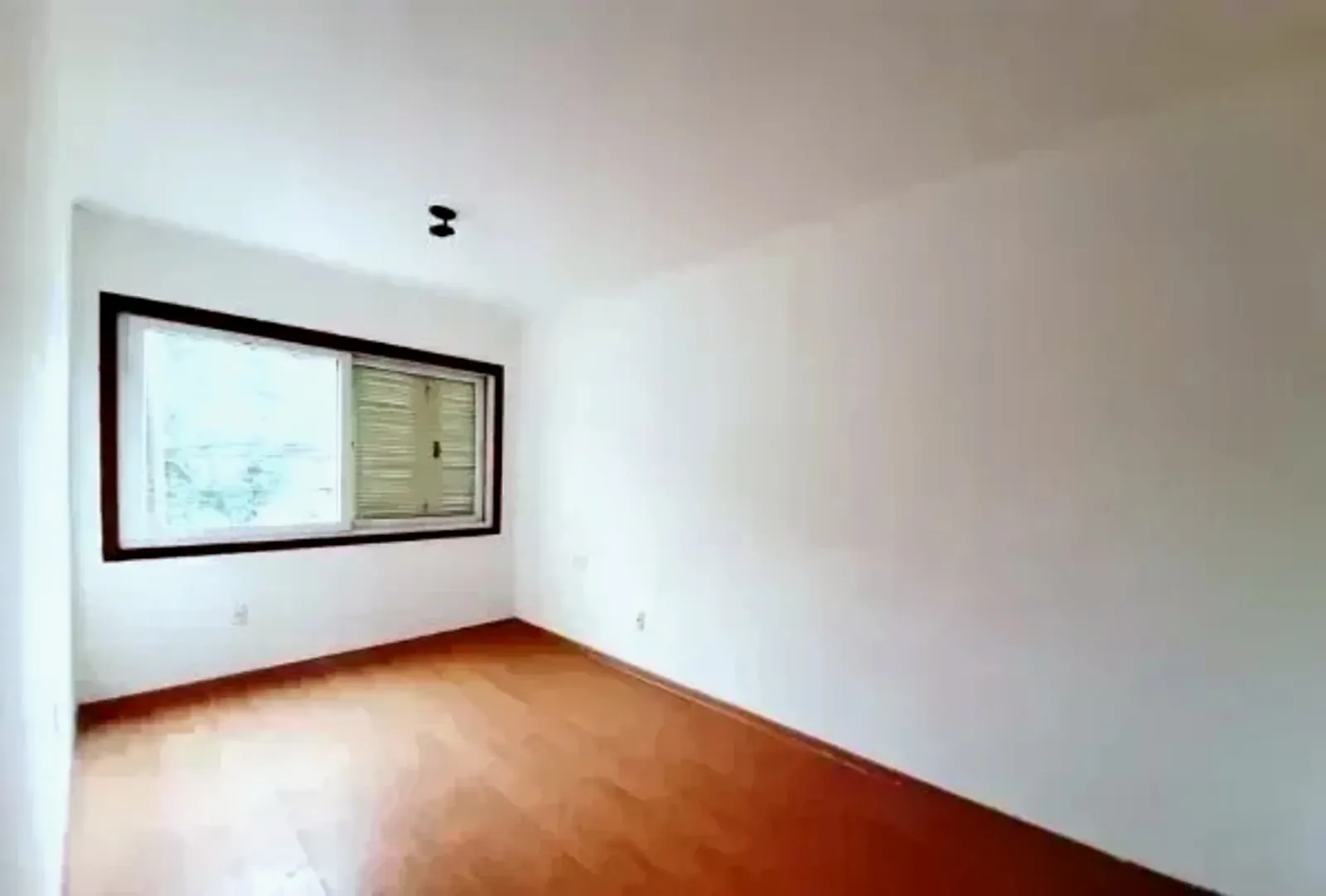 Suíte com janela ampla