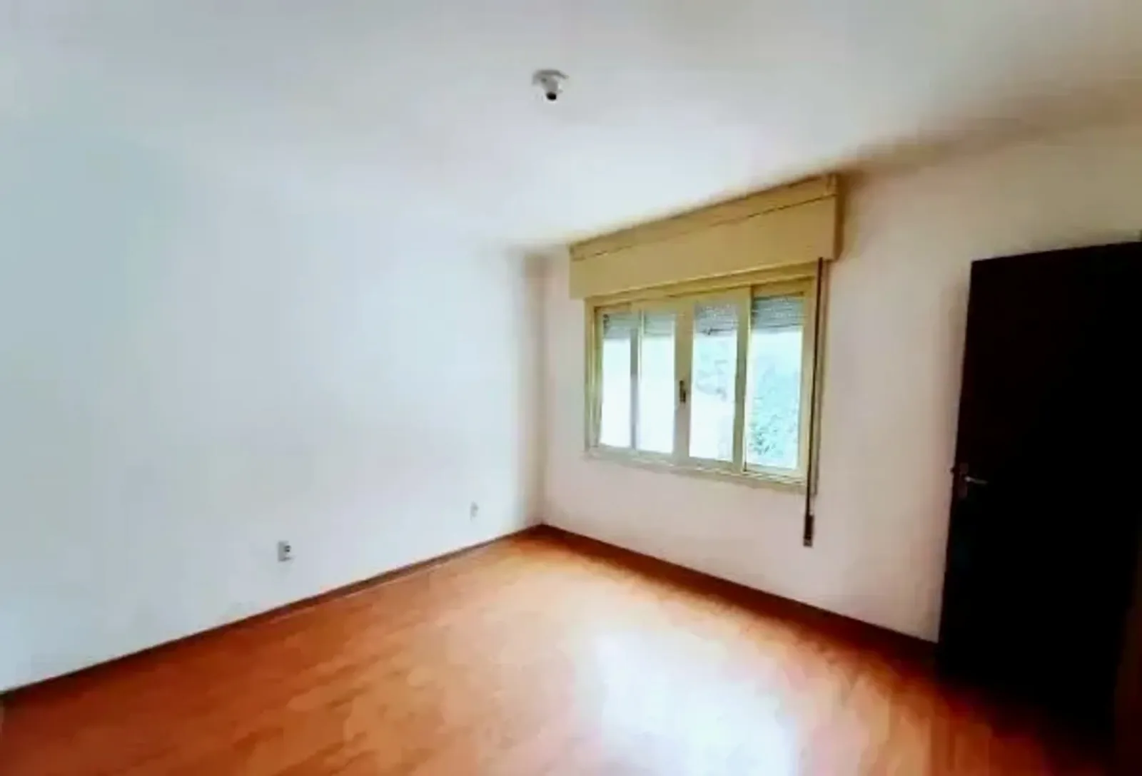 Dormitório com piso laminado