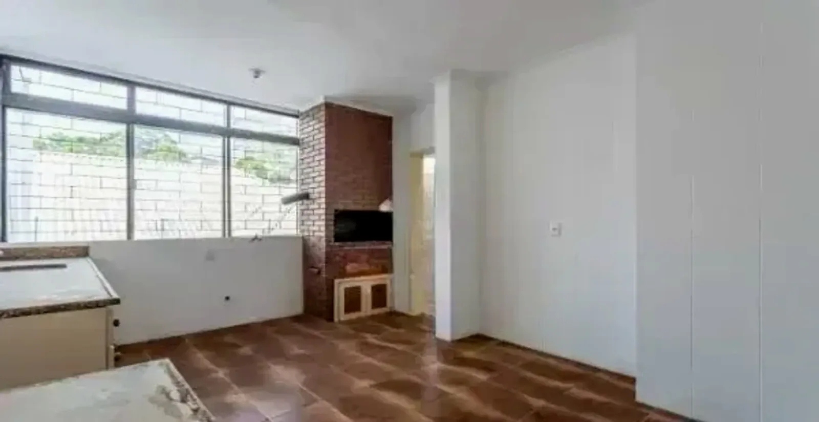 Cozinha com janelas amplas