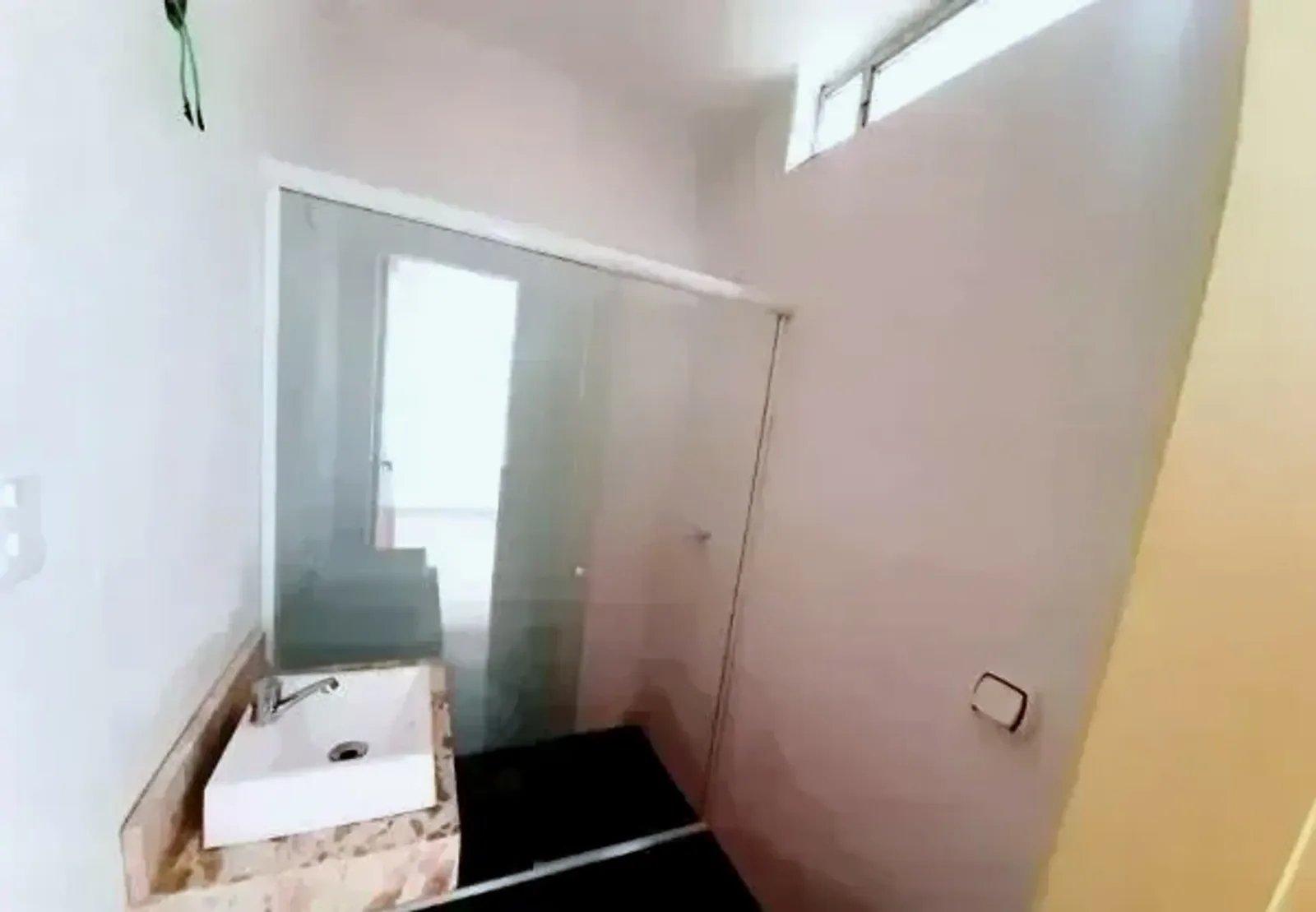 Banheiro com box de vidro