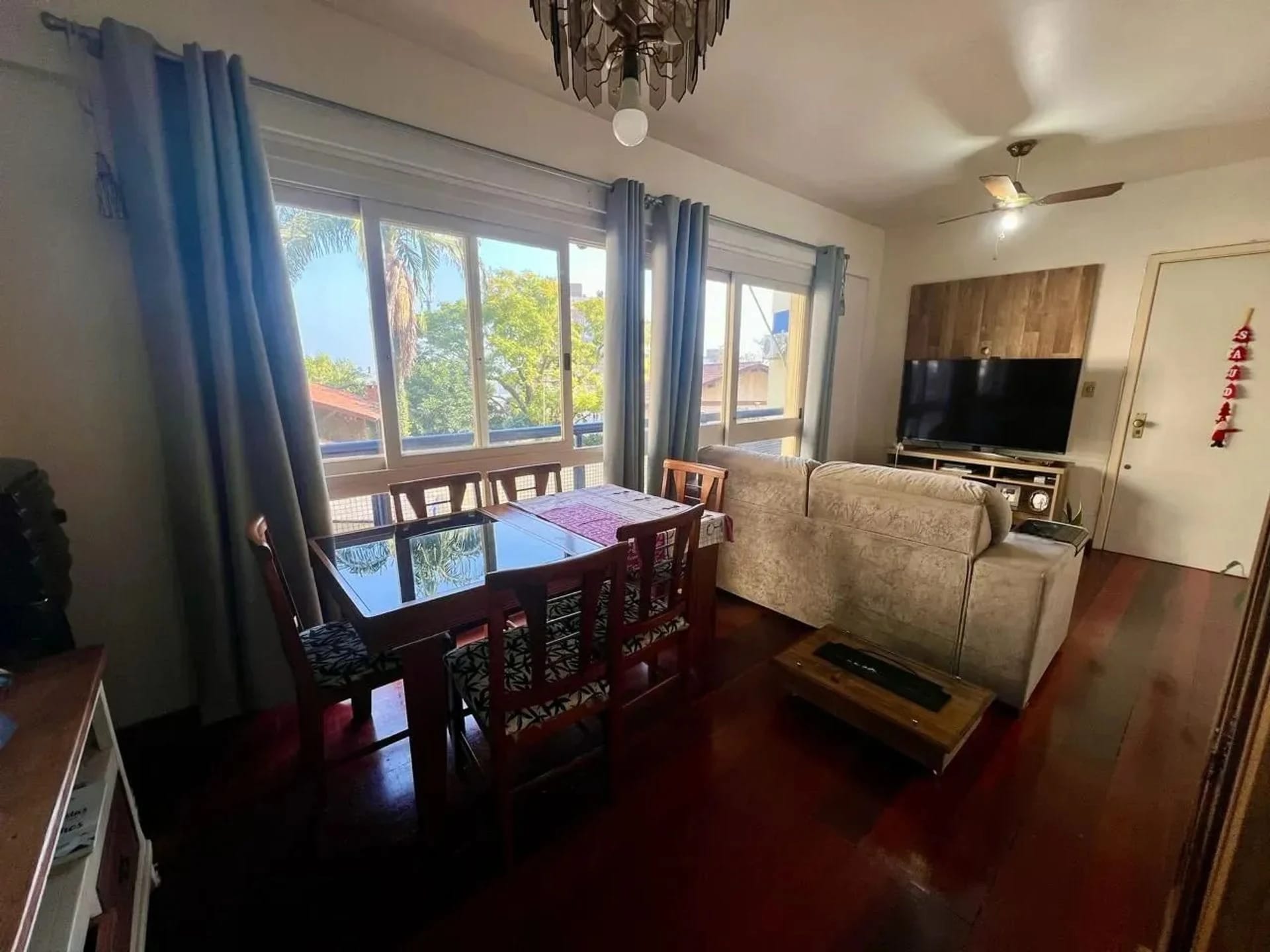 Sala de jantar com piso de madeira