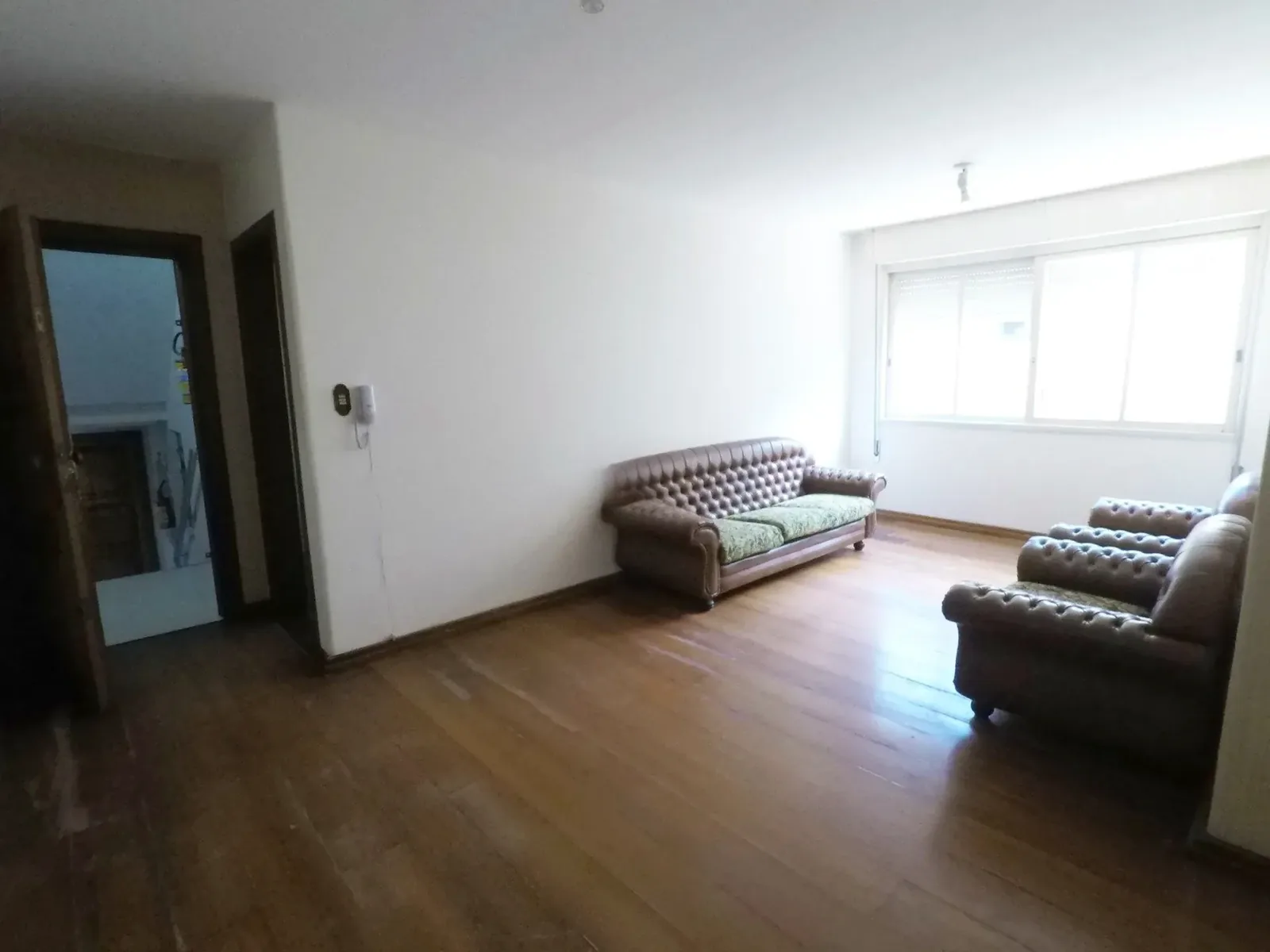 Living amplo com porta para o corredor