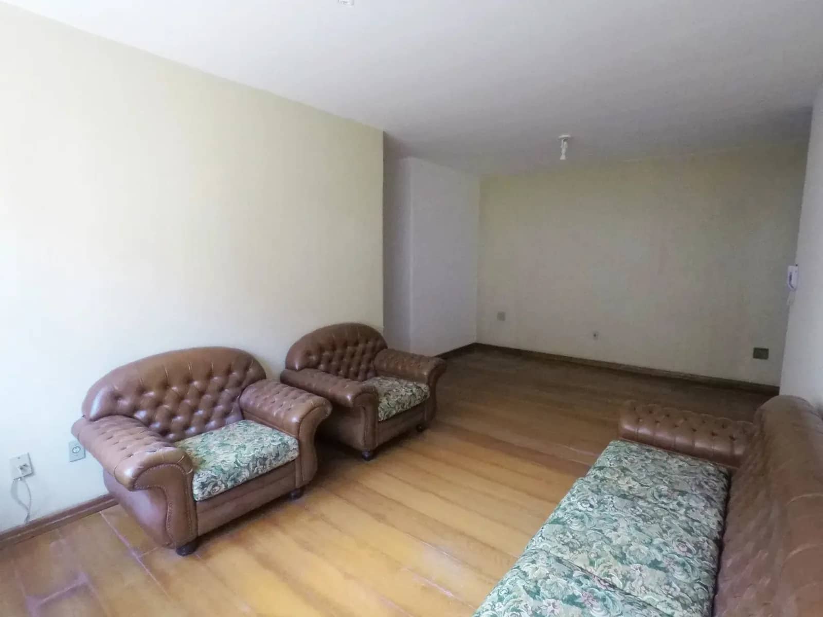 Living semimobiliado