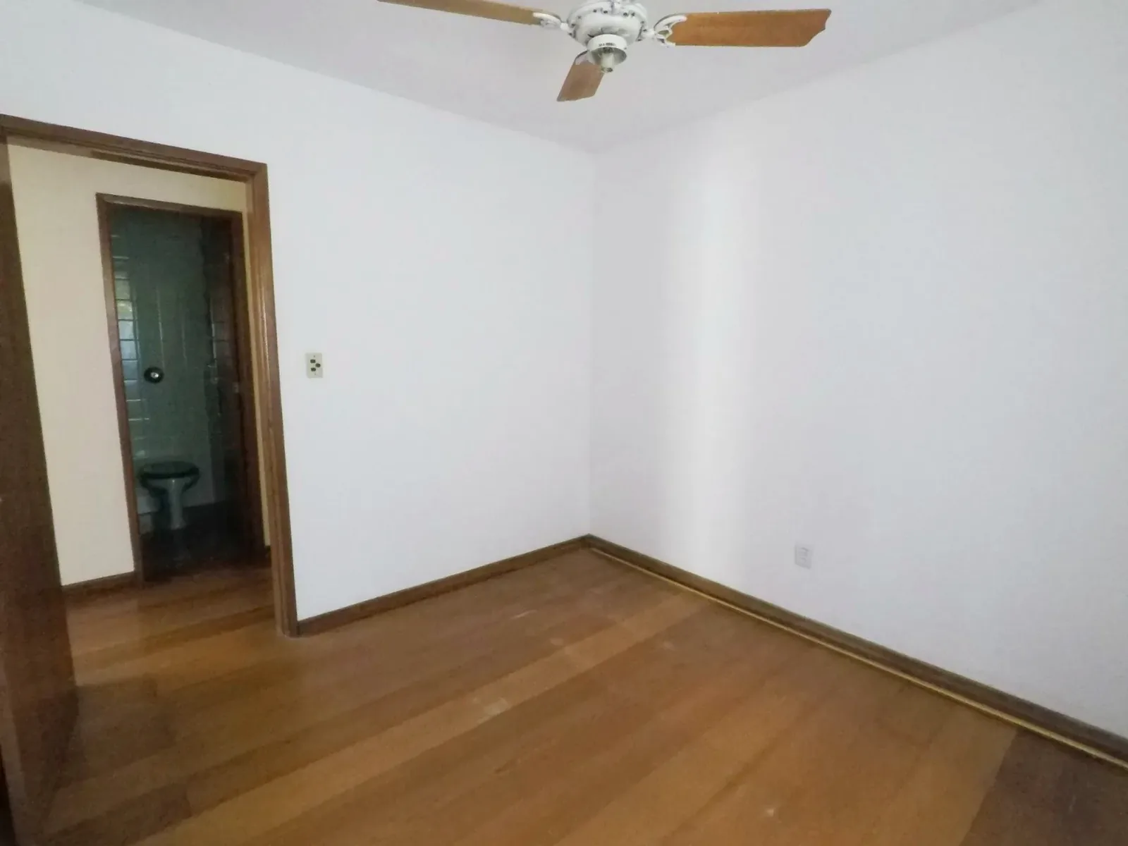 Dormitório com porta para o banheiro da suíte