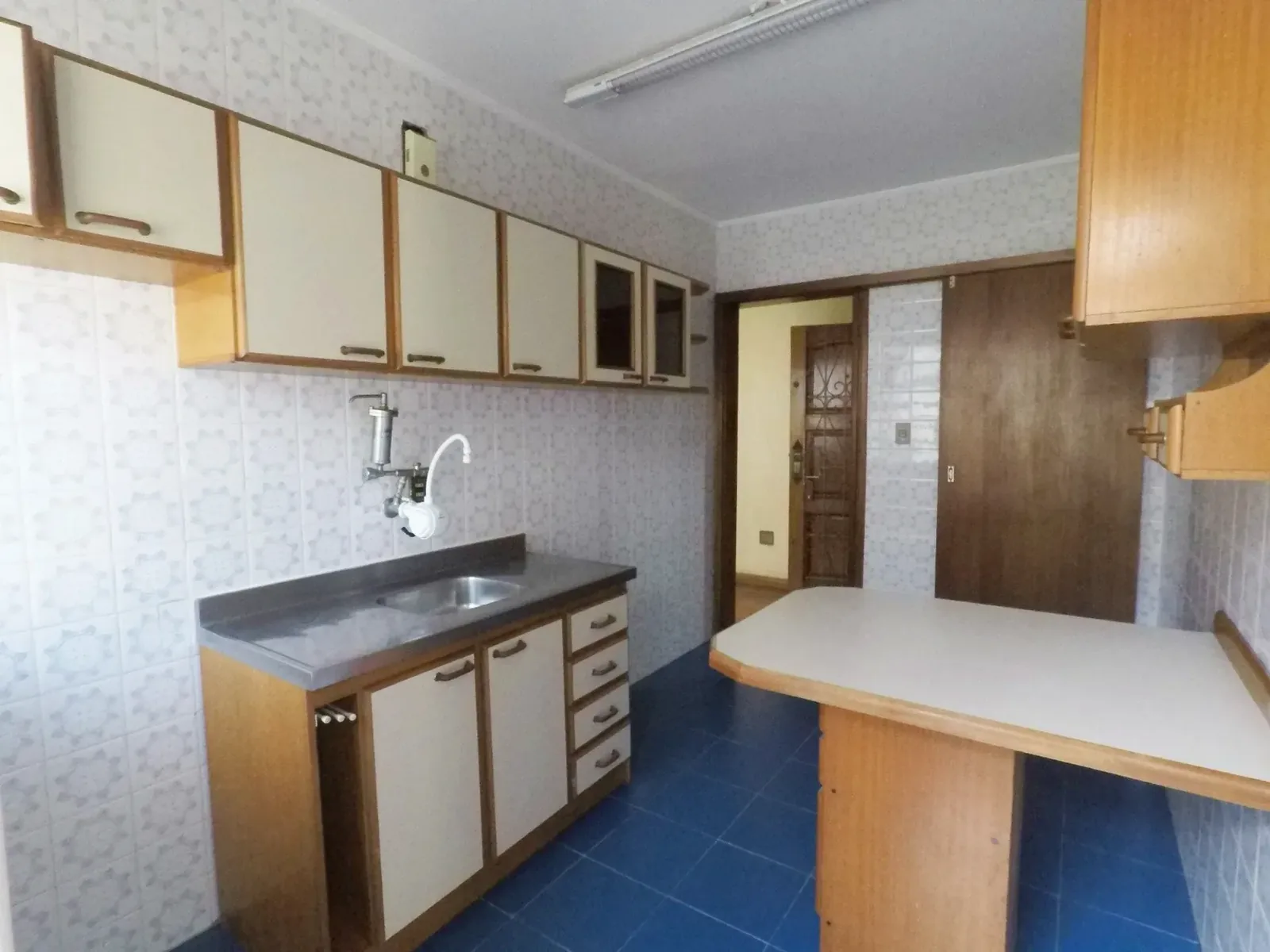 Cozinha com armários e bancada
