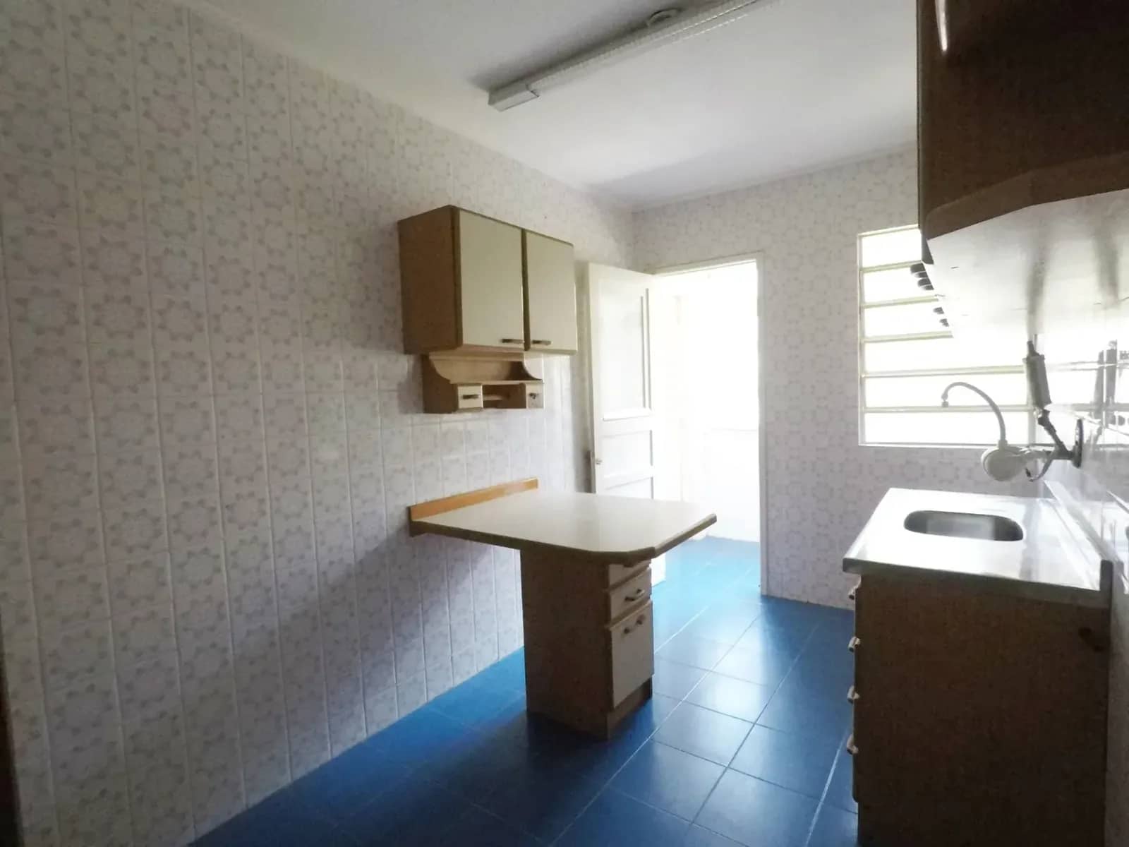 Cozinha com bancada e janela