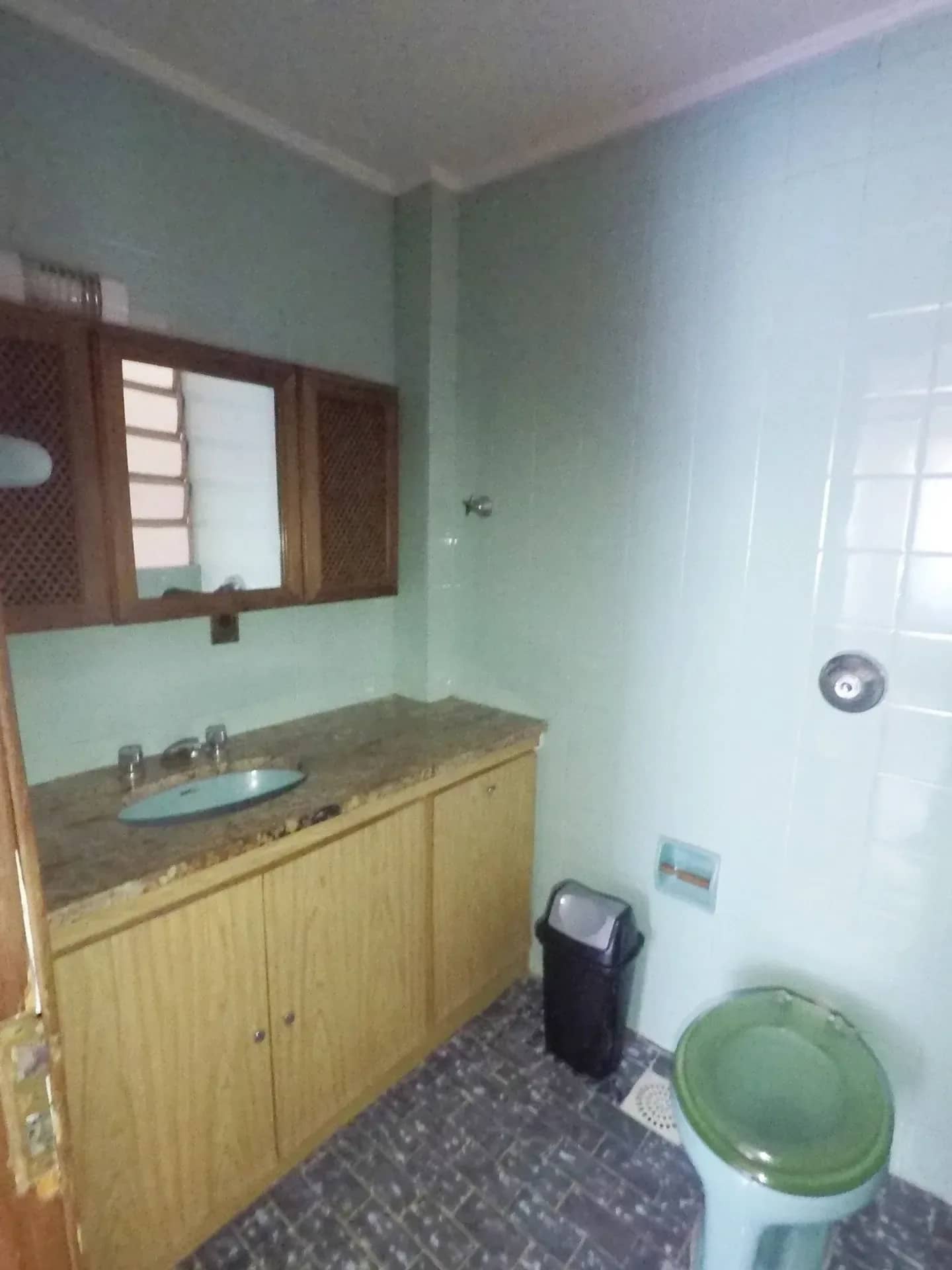 Banheiro com bancada e armário