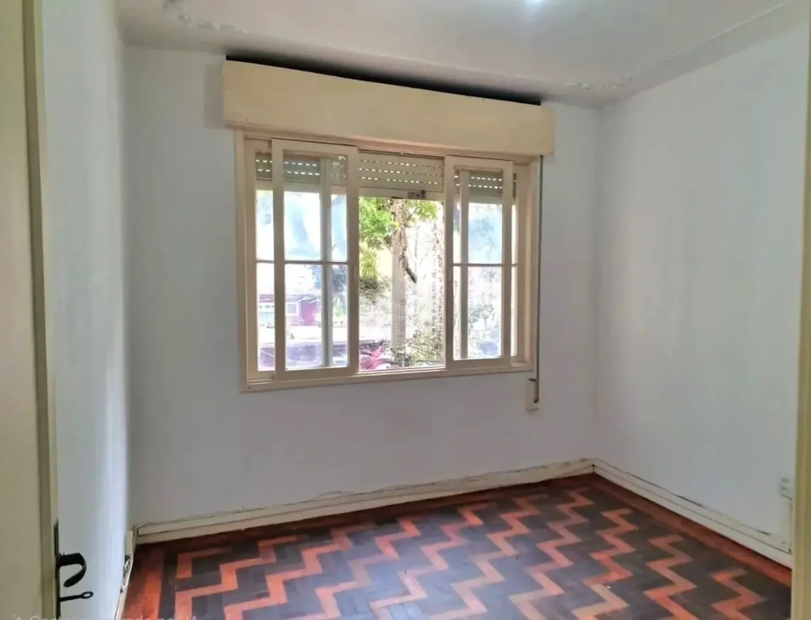 Dormitório com janela ampla