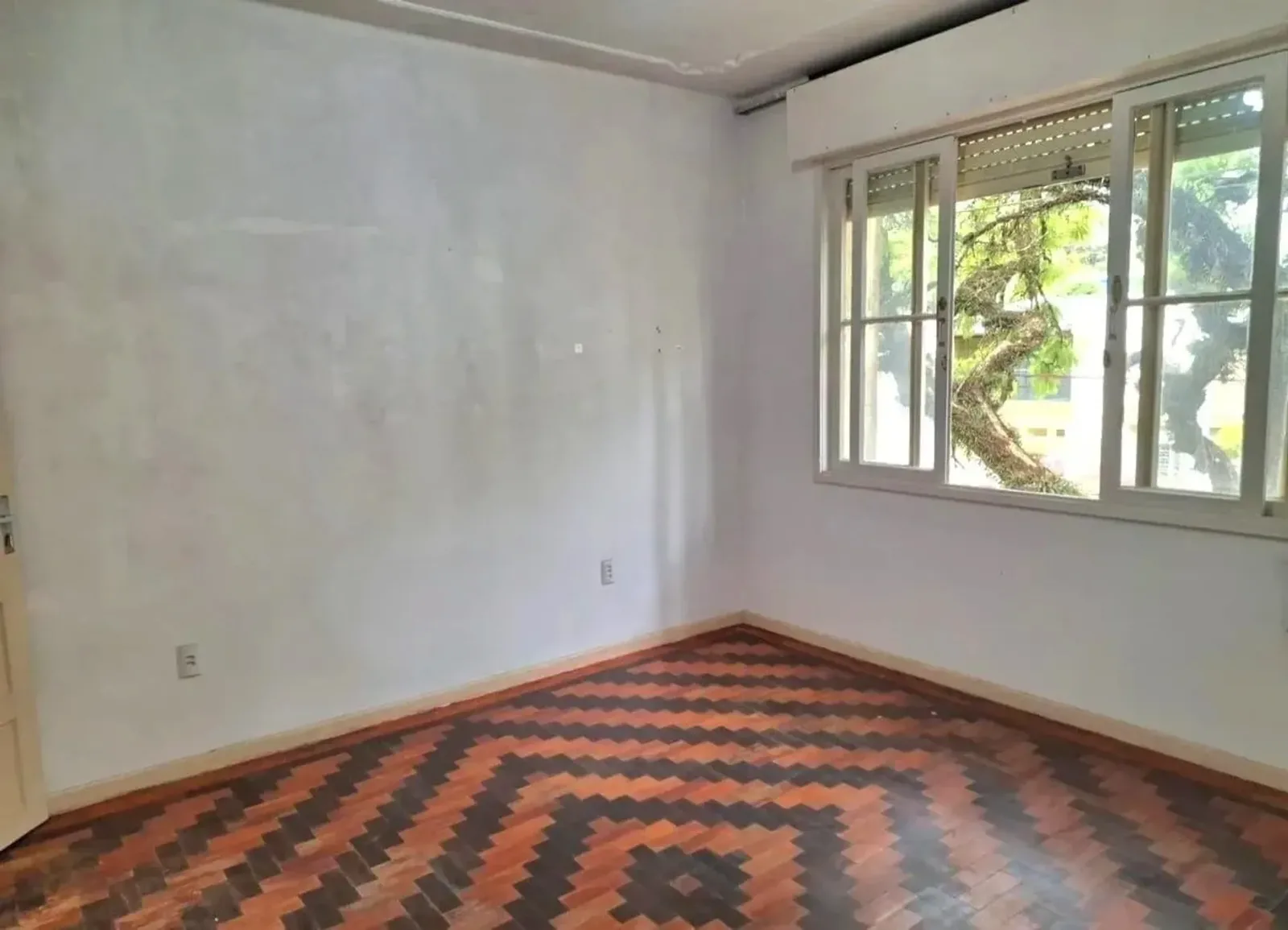 Dormitório com parquet e janela