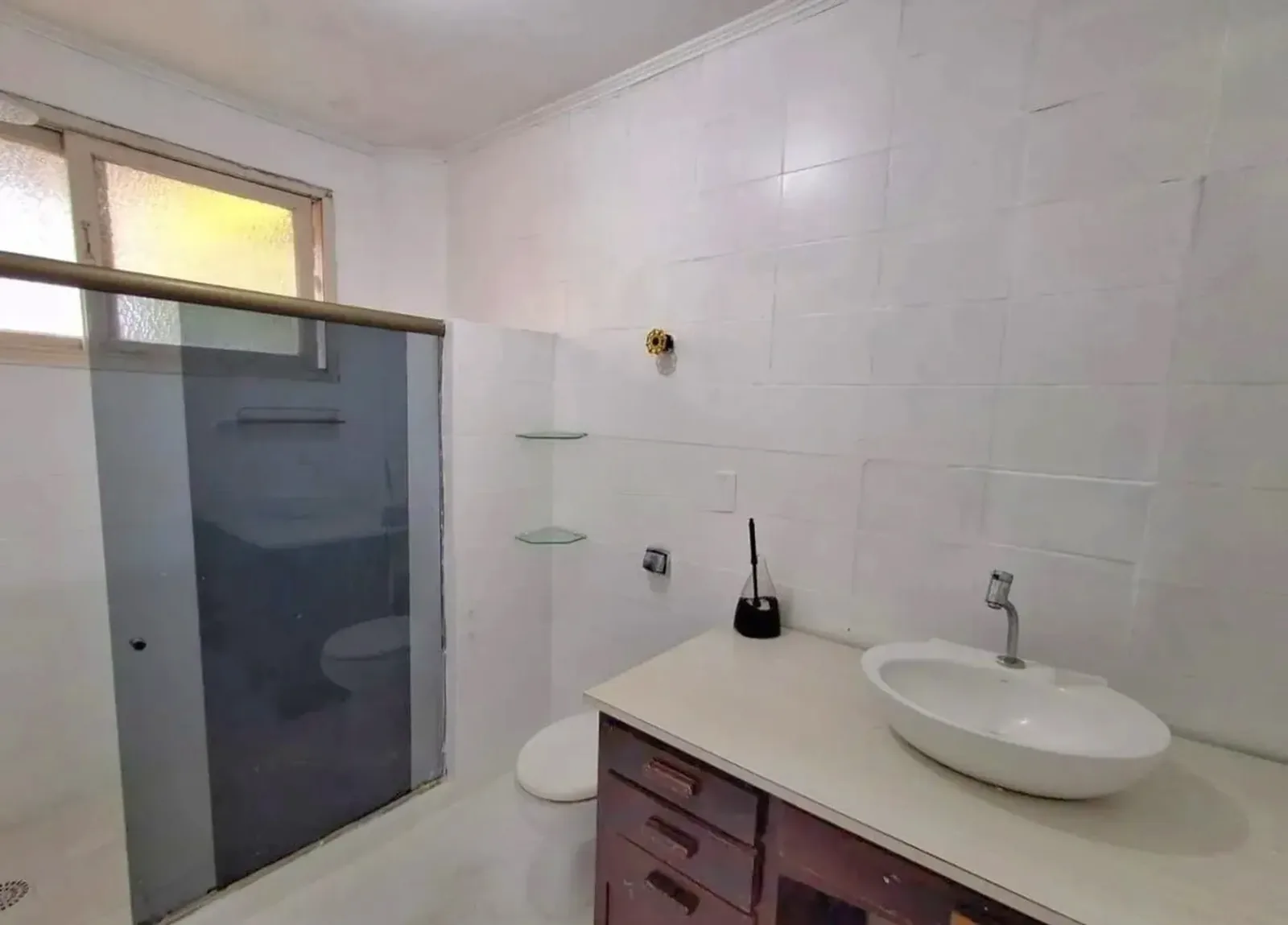 Banheiro com box e cuba sobre a bancada