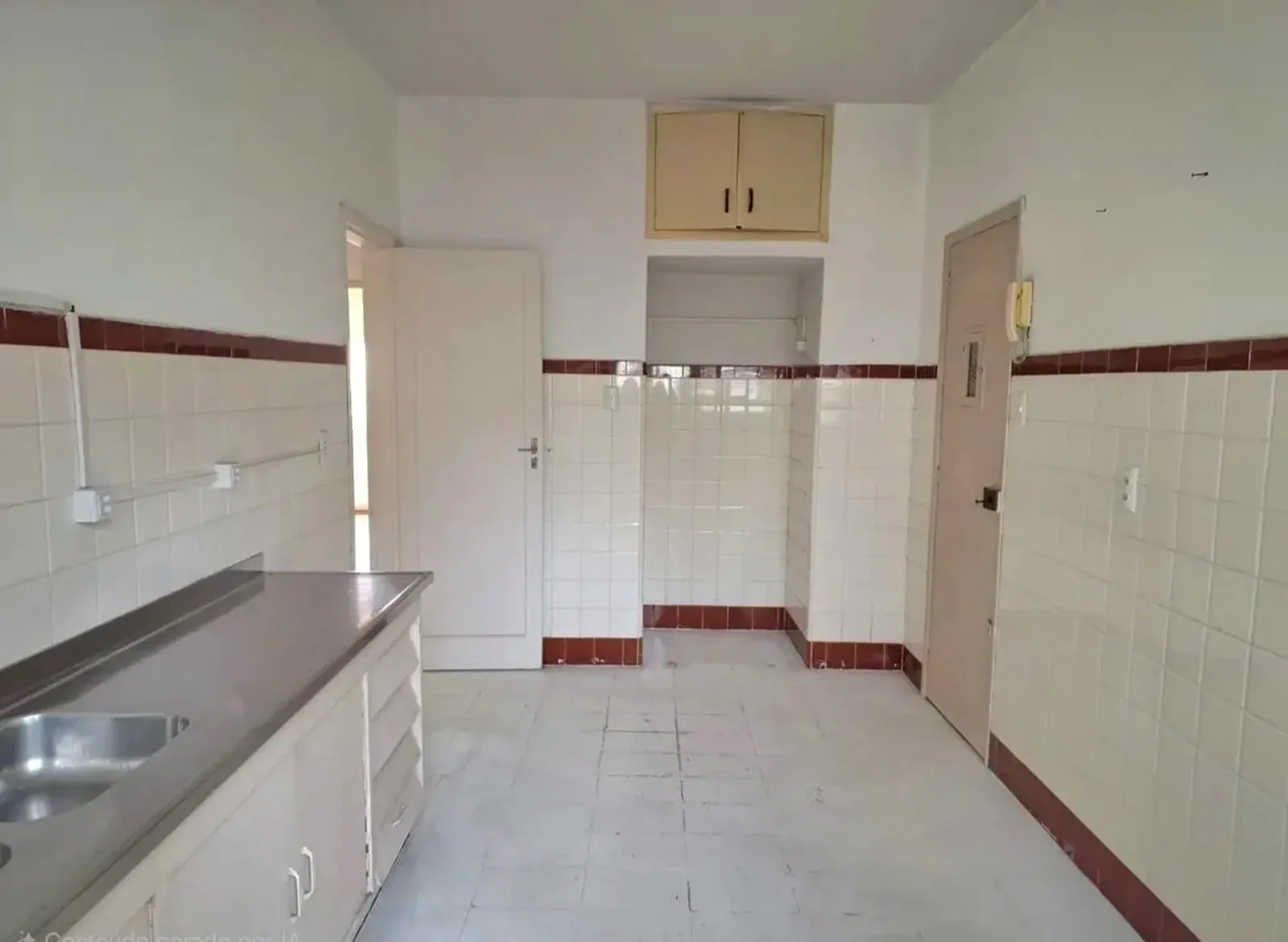 Cozinha com bancada e azulejos