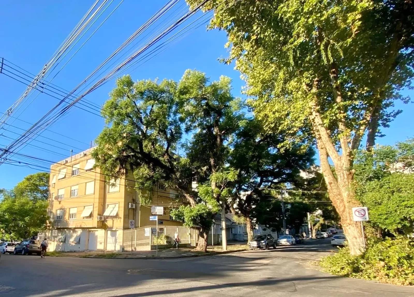 Prédio na esquina arborizada