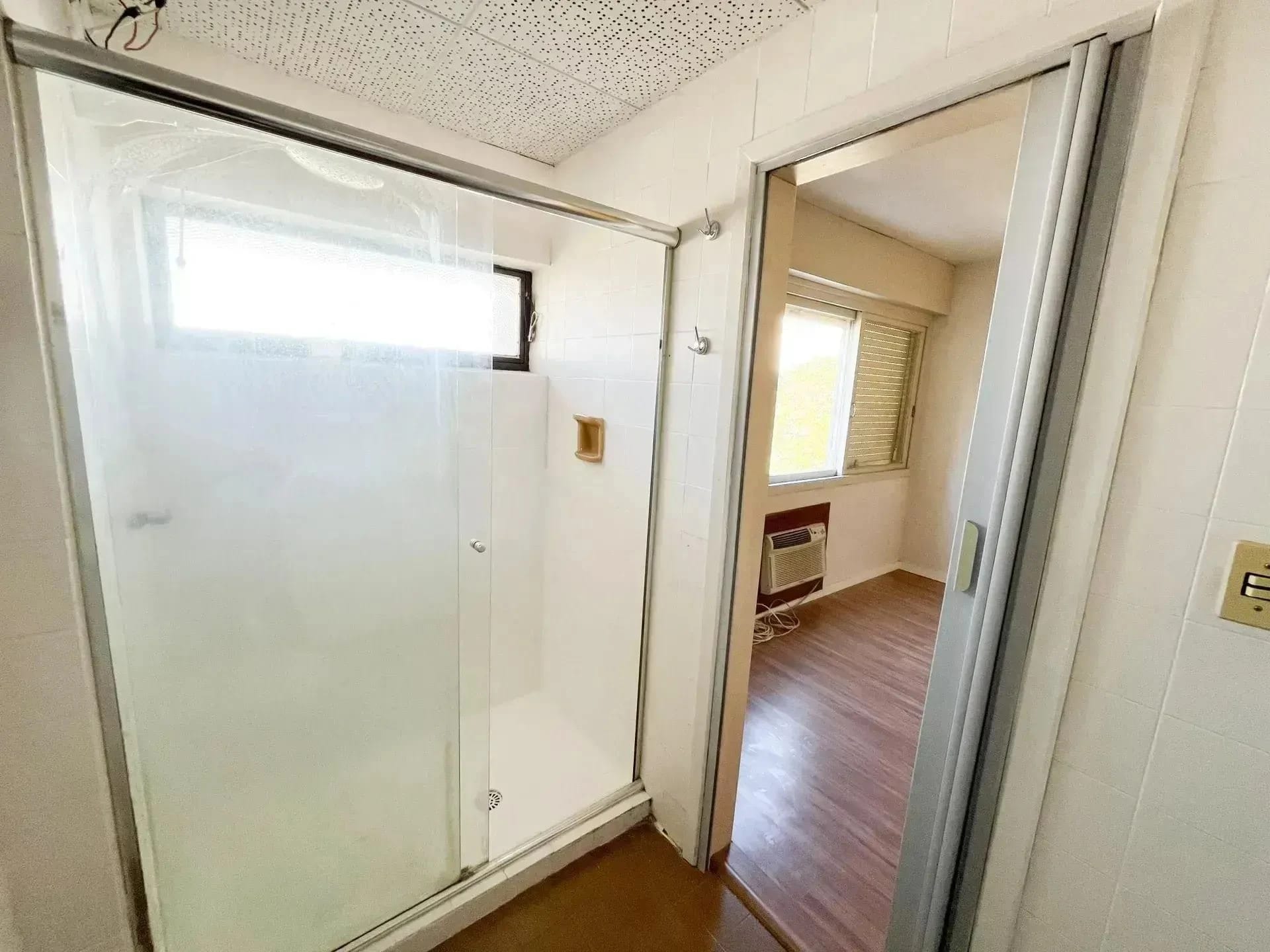 Banheiro da suíte com box