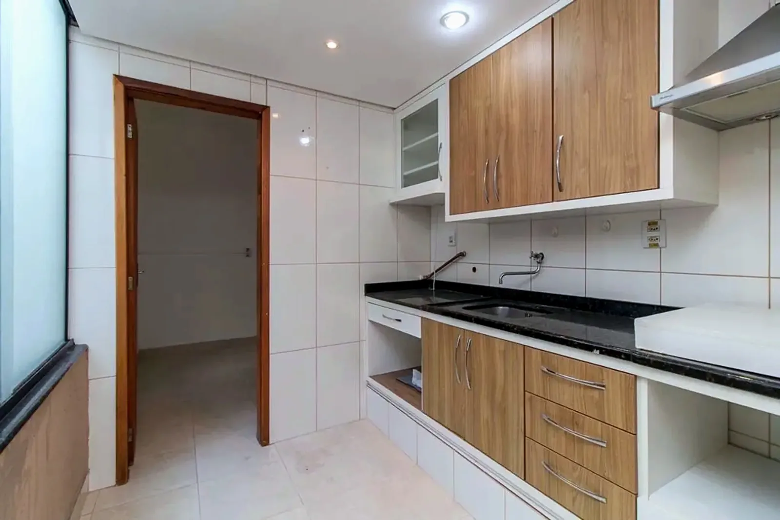 Cozinha com bancada de granito