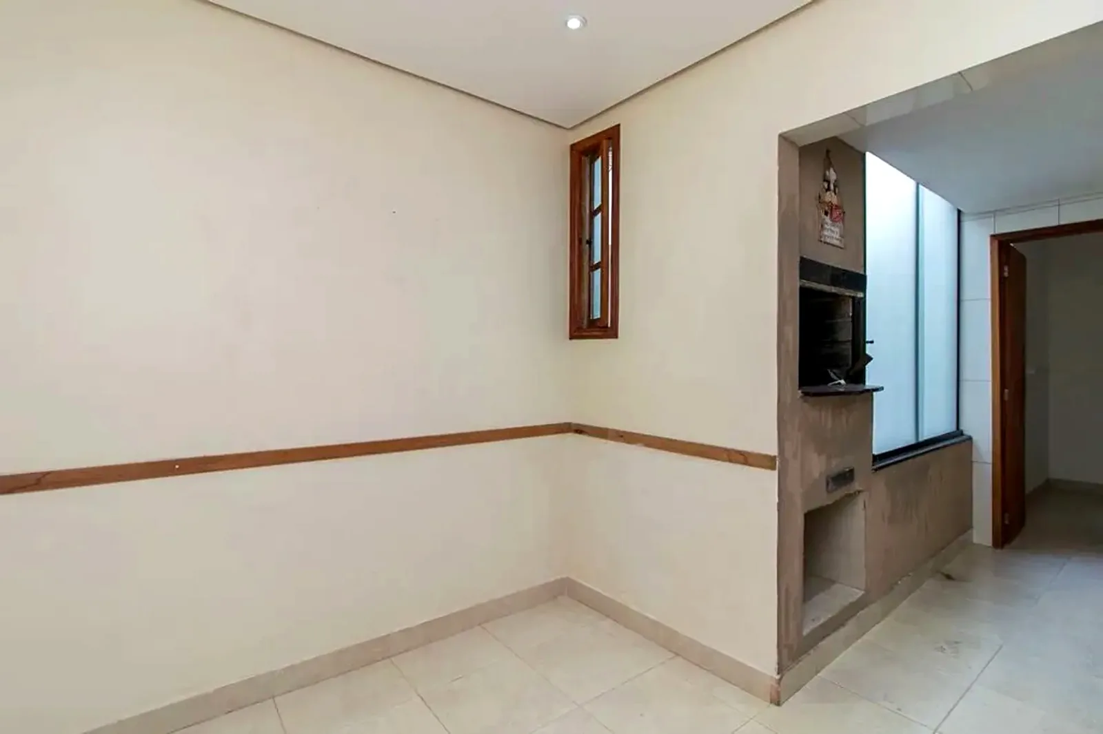 Área de serviço com churrasqueira