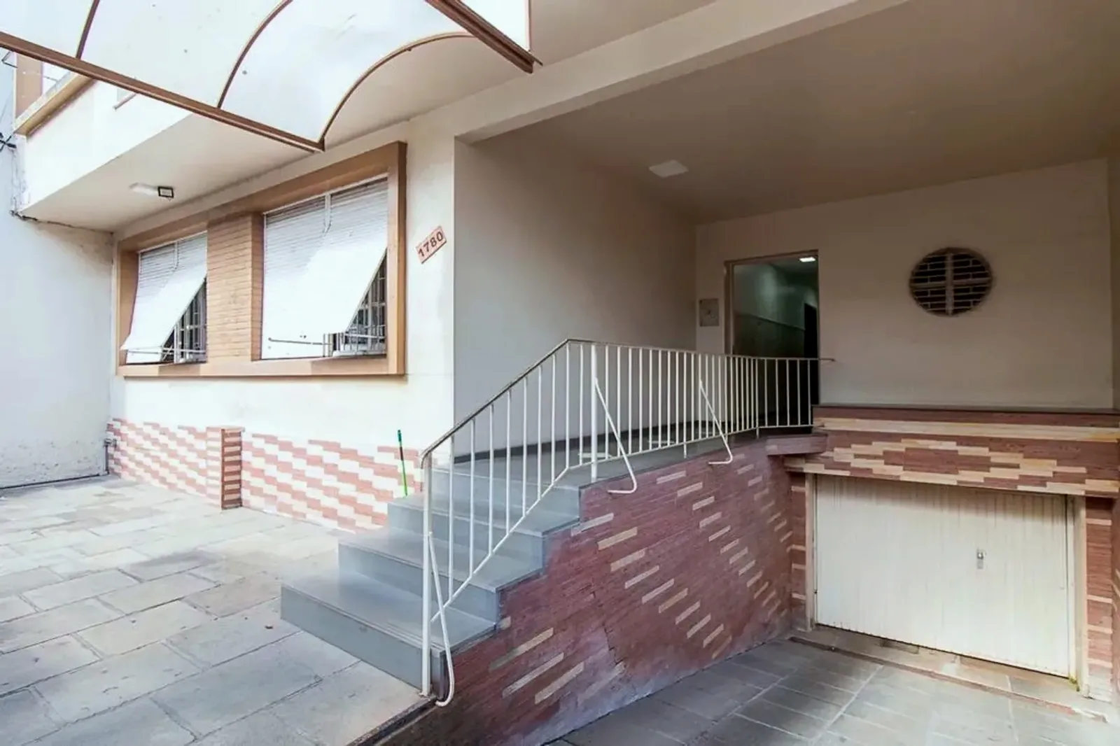 Entrada do prédio com garagem
