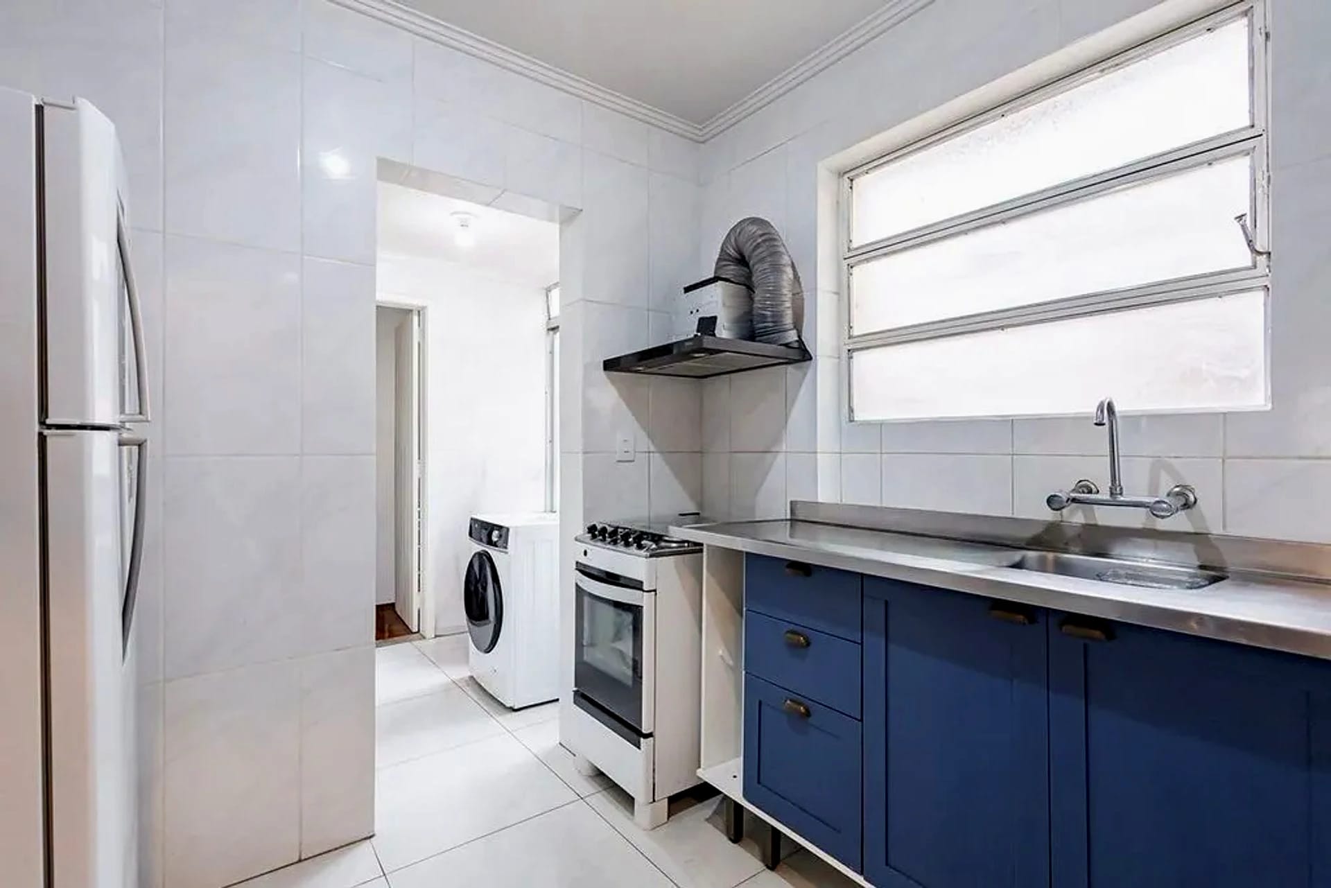 Cozinha com bancada de inox