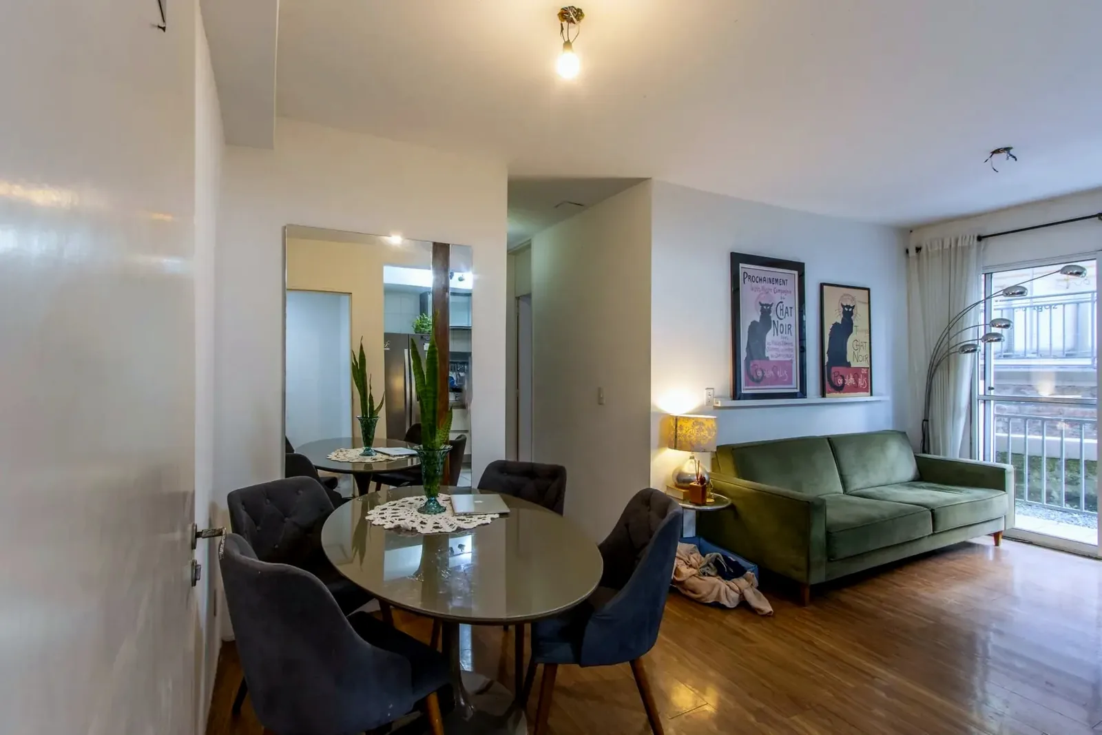 Sala de jantar integrada ao living