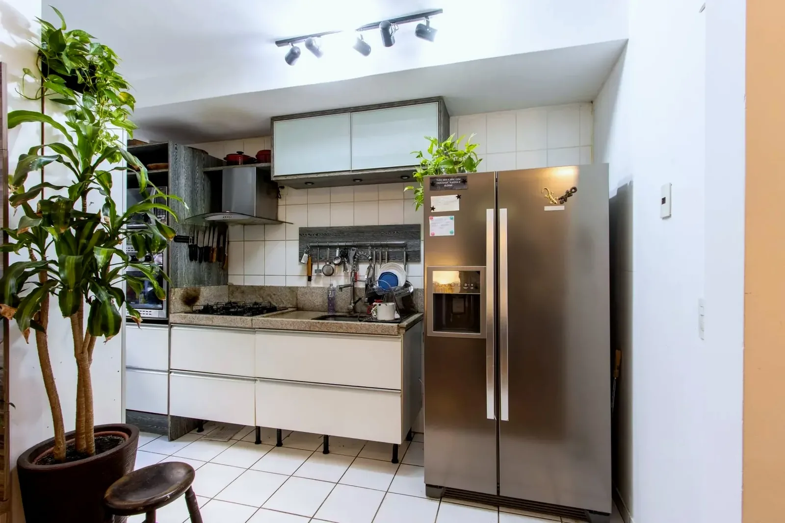 Cozinha americana com armários
