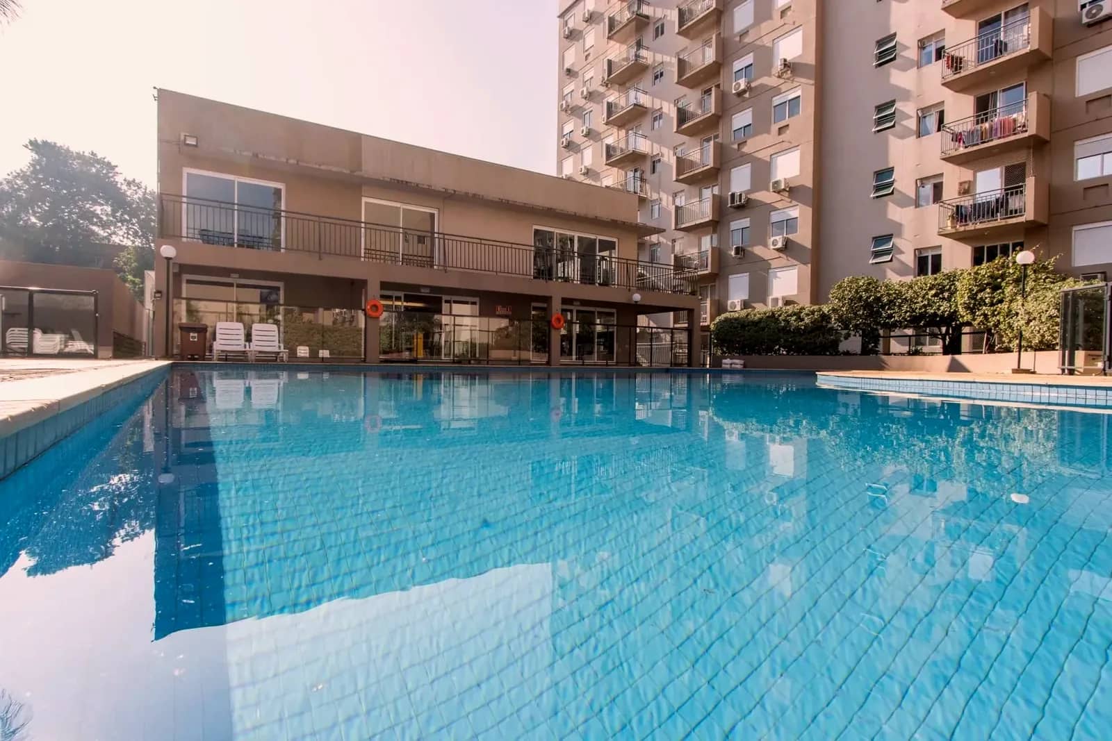 Piscina com deck