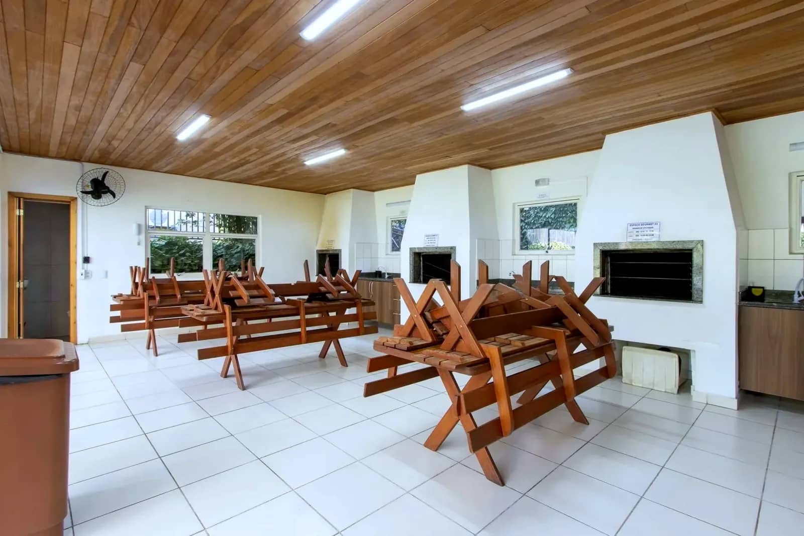 Espaço gourmet com churrasqueiras