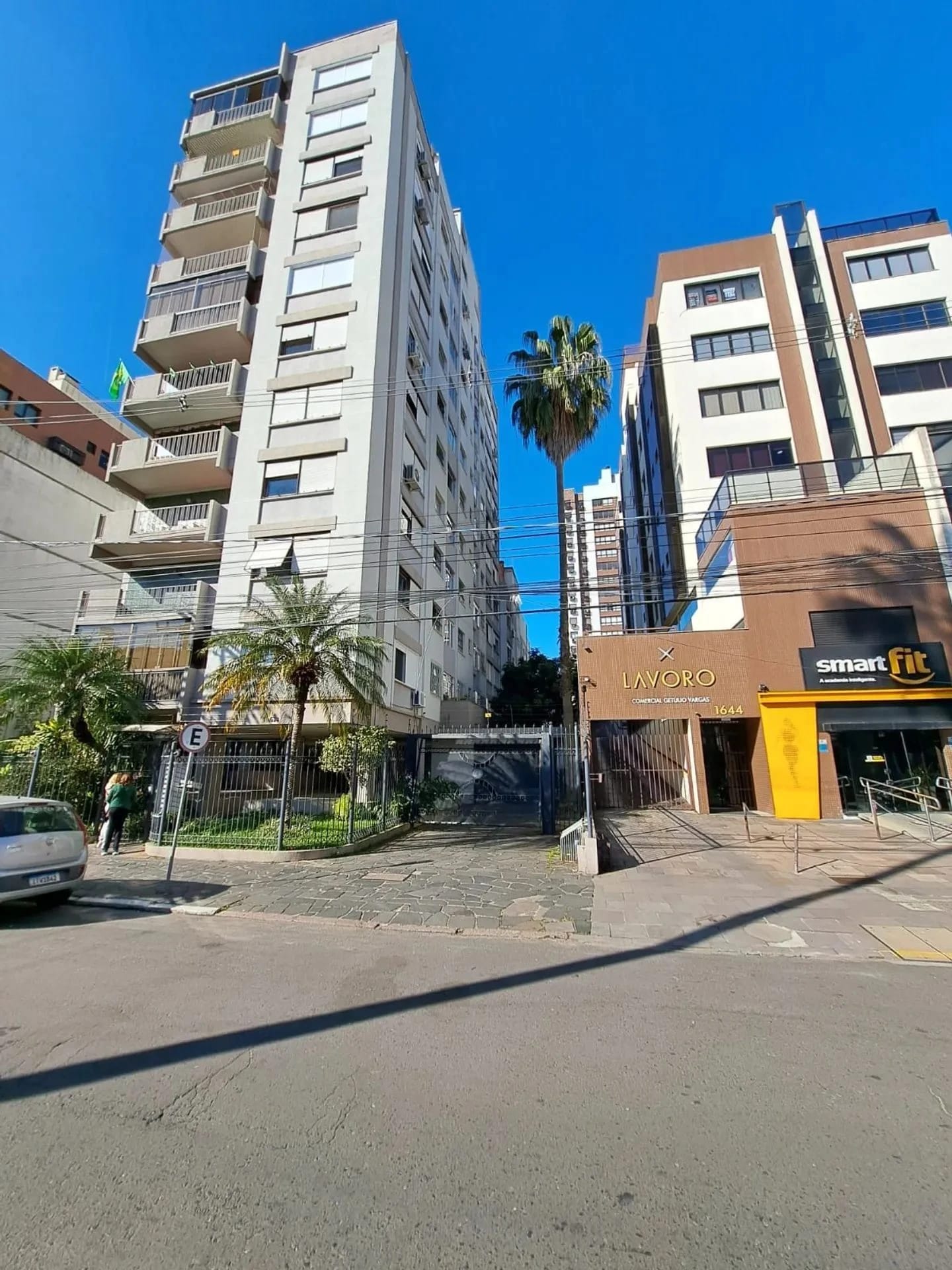 Prédio visto da avenida
