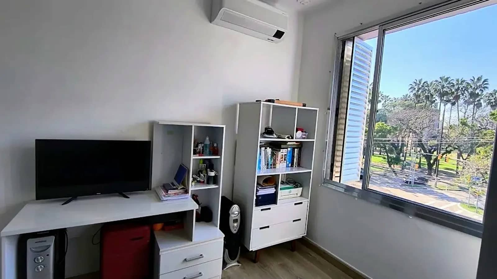 Dormitório com vista arborizada