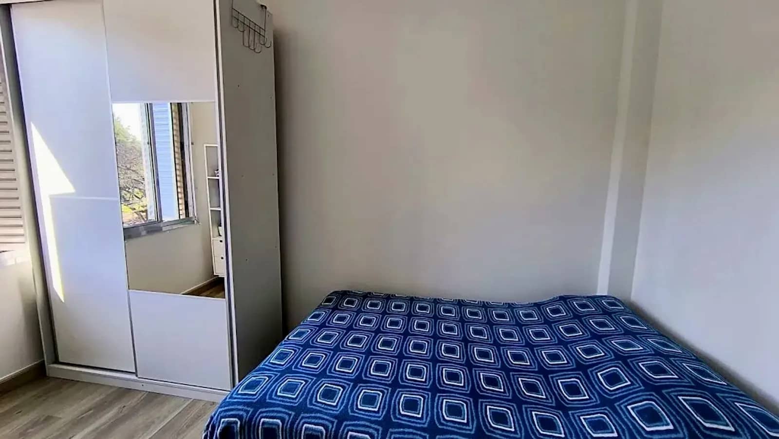 Dormitório com roupeiro amplo