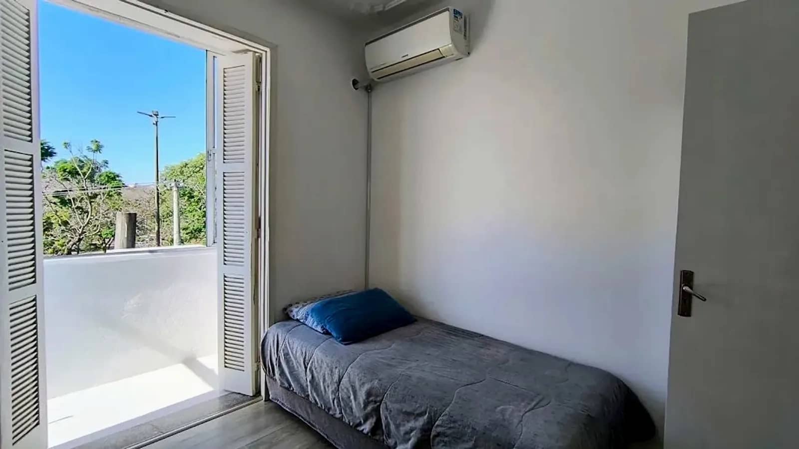 Dormitório com porta-janela