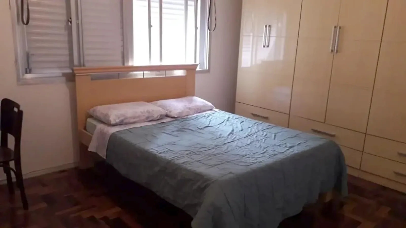 Quarto do casal com armário de parede