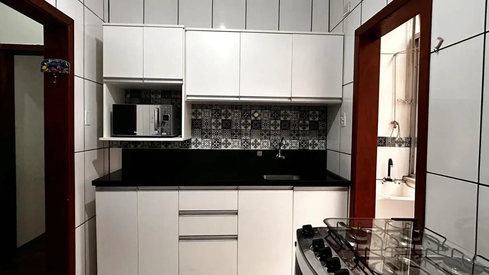 Cozinha planejada com armários brancos