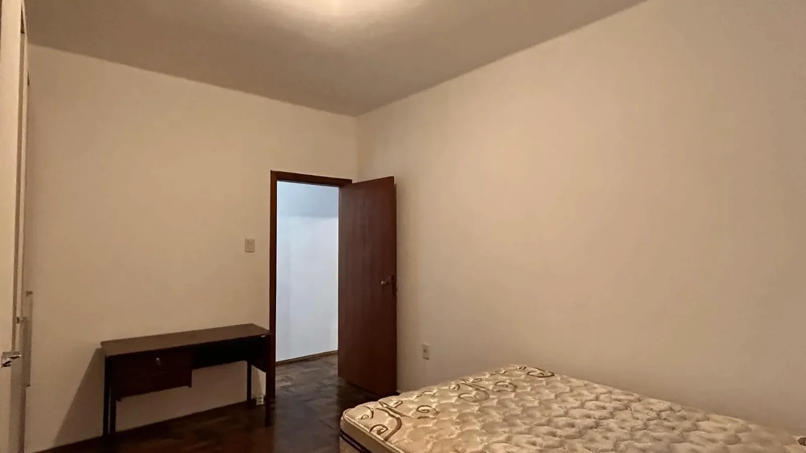 Quarto com mesa de estudo