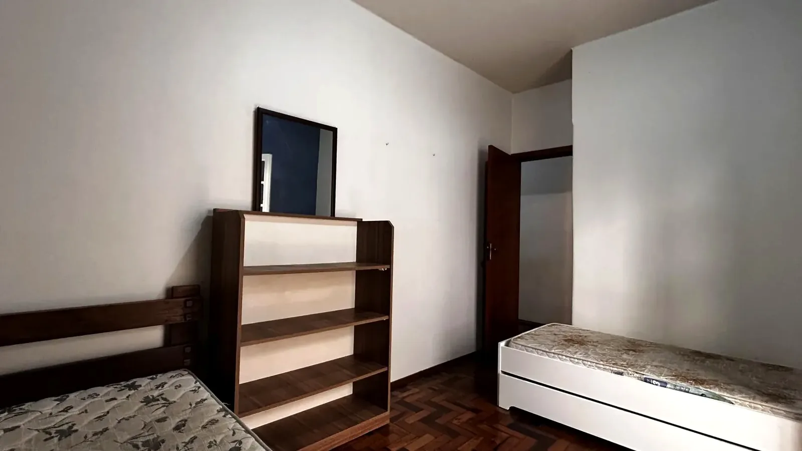 Terceiro quarto com cama de solteiro