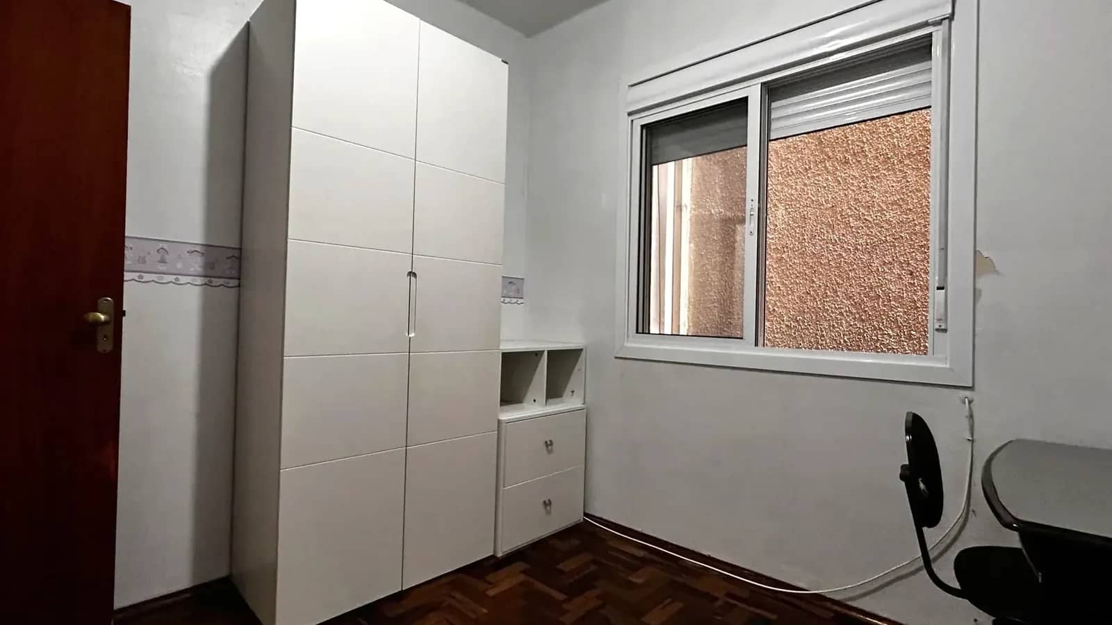 Quarto com armário e janela