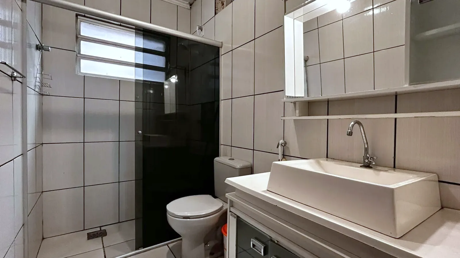 Banheiro com box de vidro