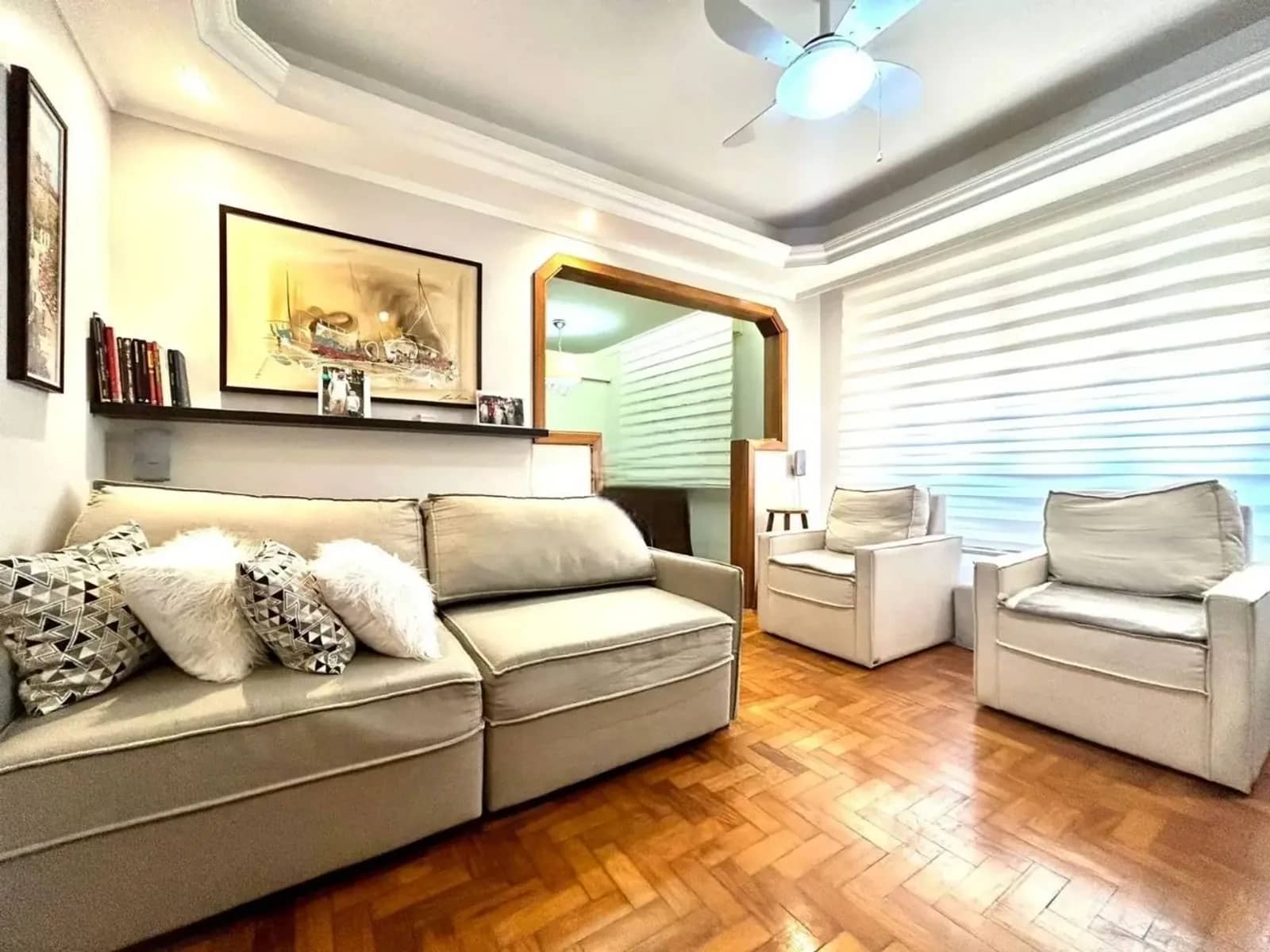Sala de estar com sofá e poltronas