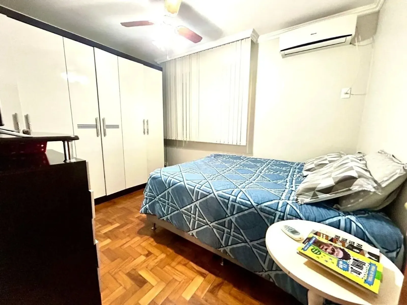 Quarto com armário e ar-condicionado