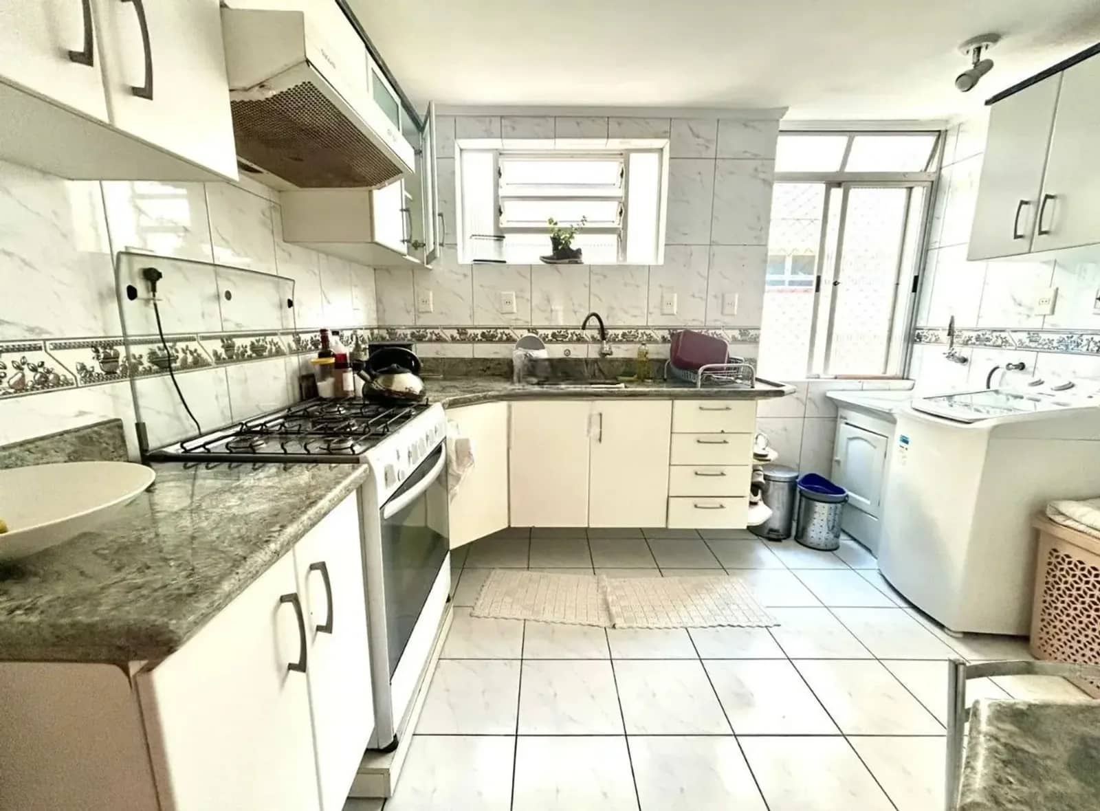 Cozinha com armários sob medida e janela