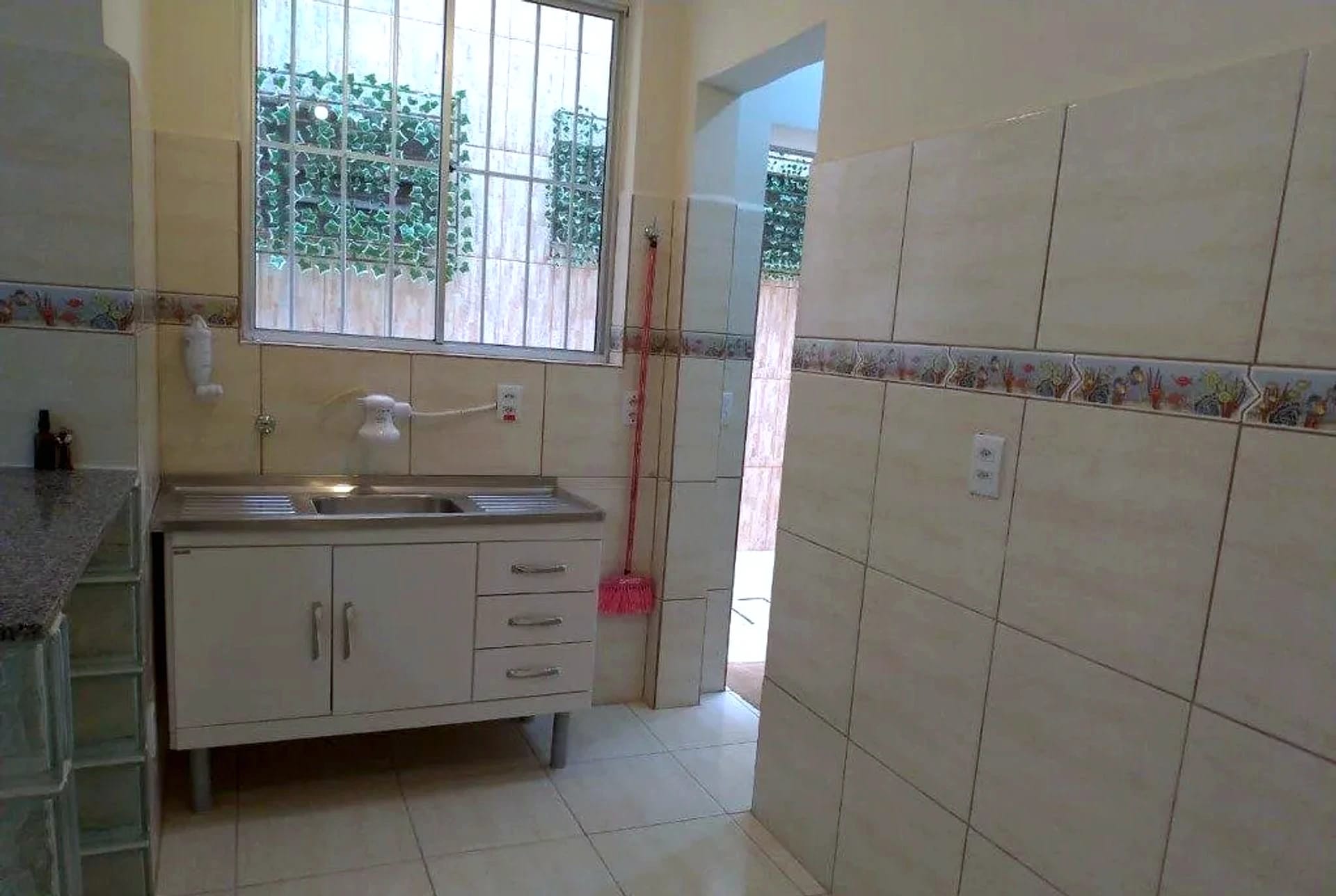 Cozinha com pia e armário