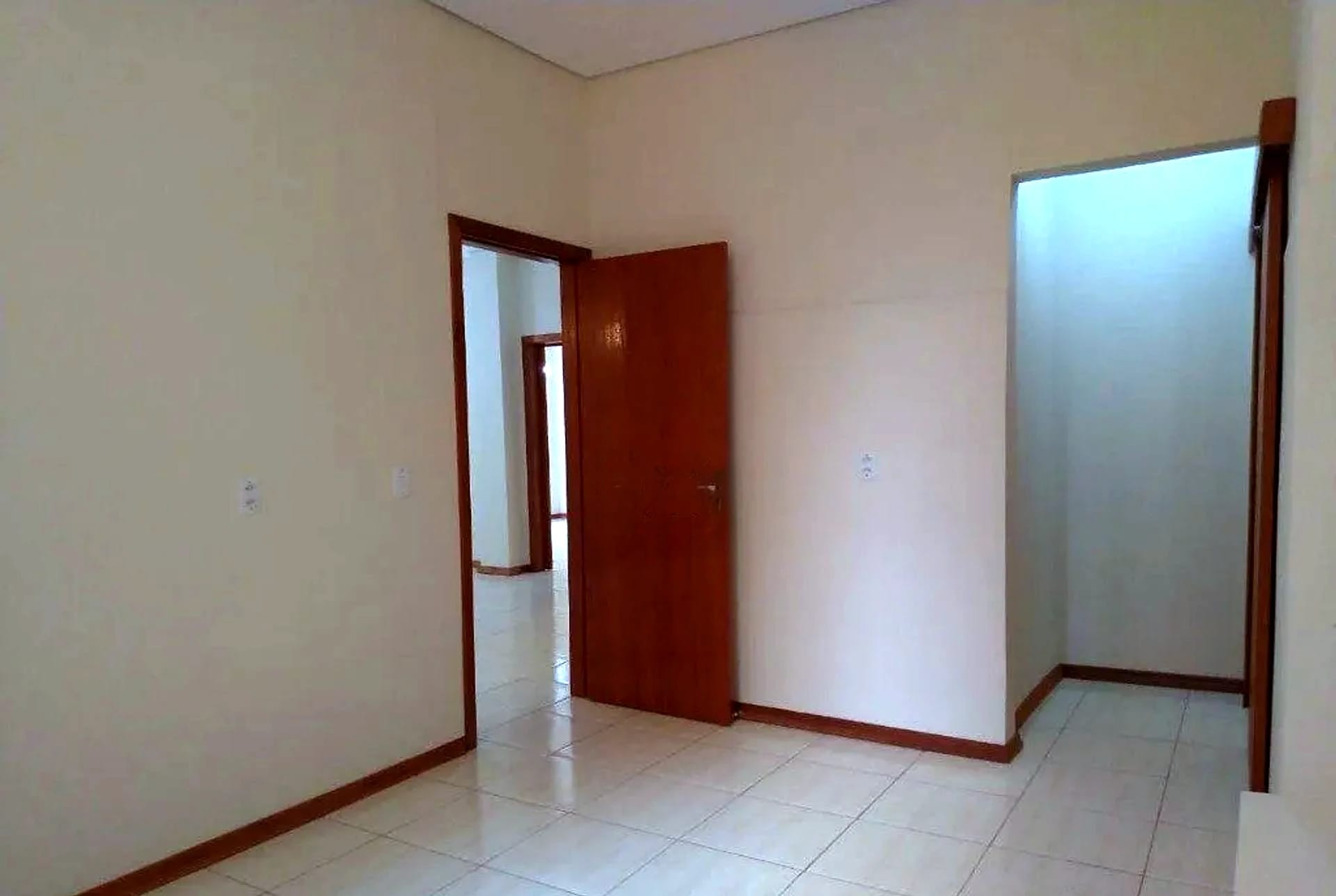 Dormitório com porta para a suíte