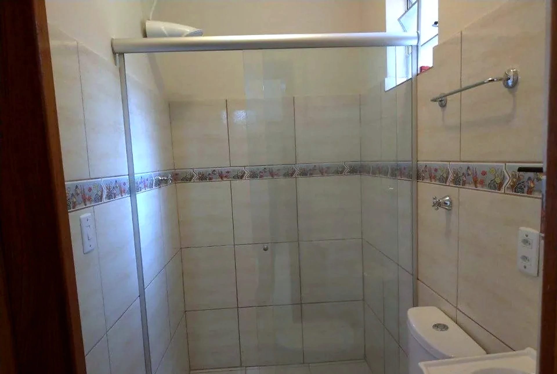 Banheiro com box de vidro