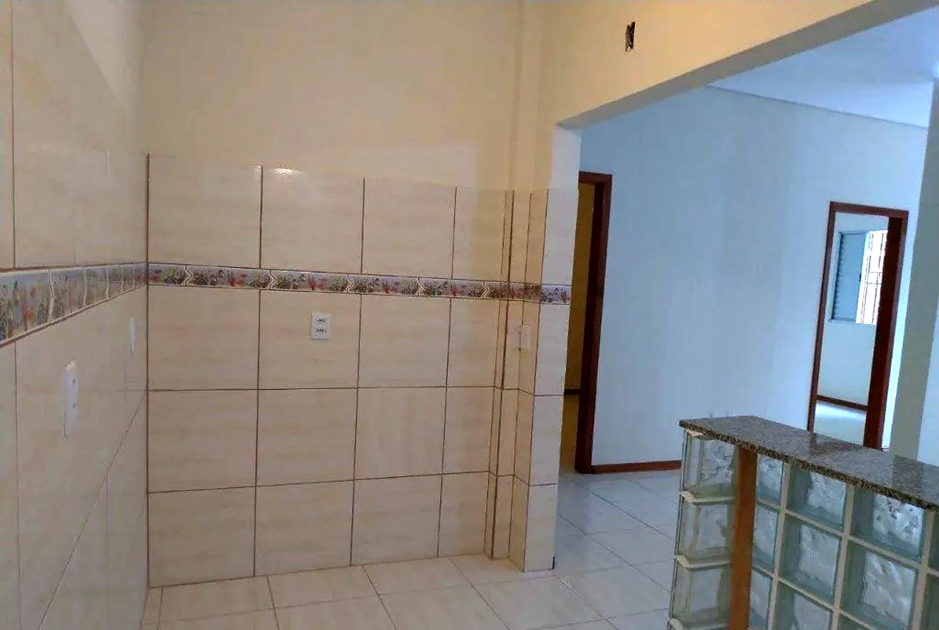 Banheiro com azulejo claro