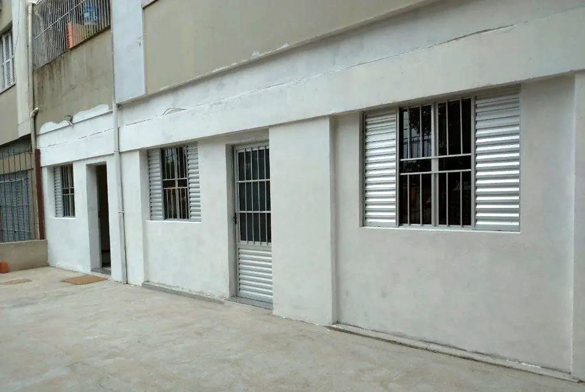 Pátio lateral do prédio