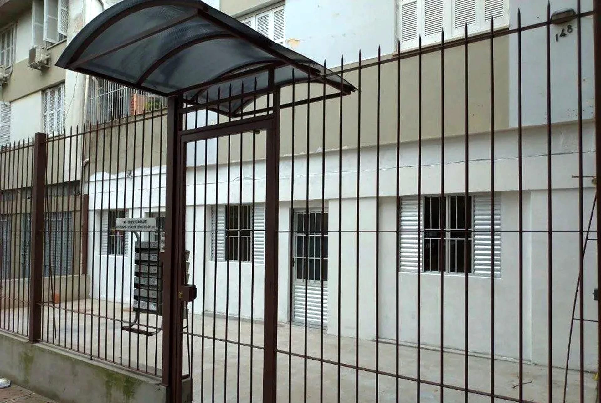 Fachada com portão gradeado