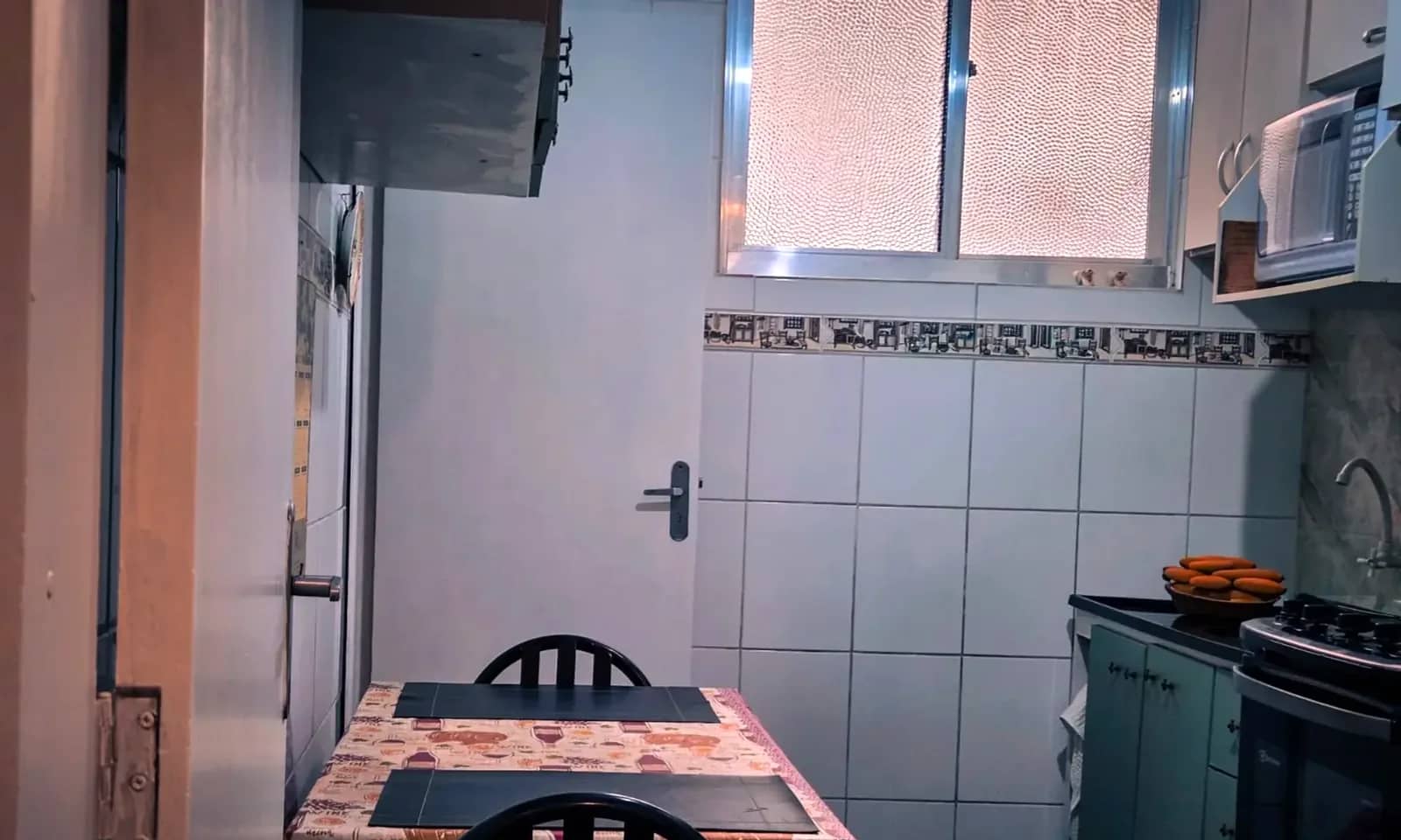 Cozinha com mesa para refeições