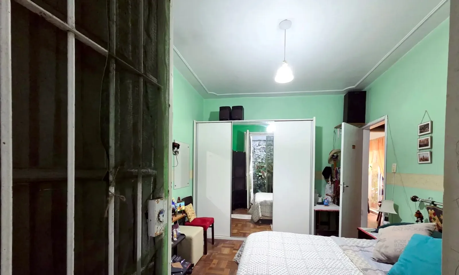 Dormitório de casal visto da porta